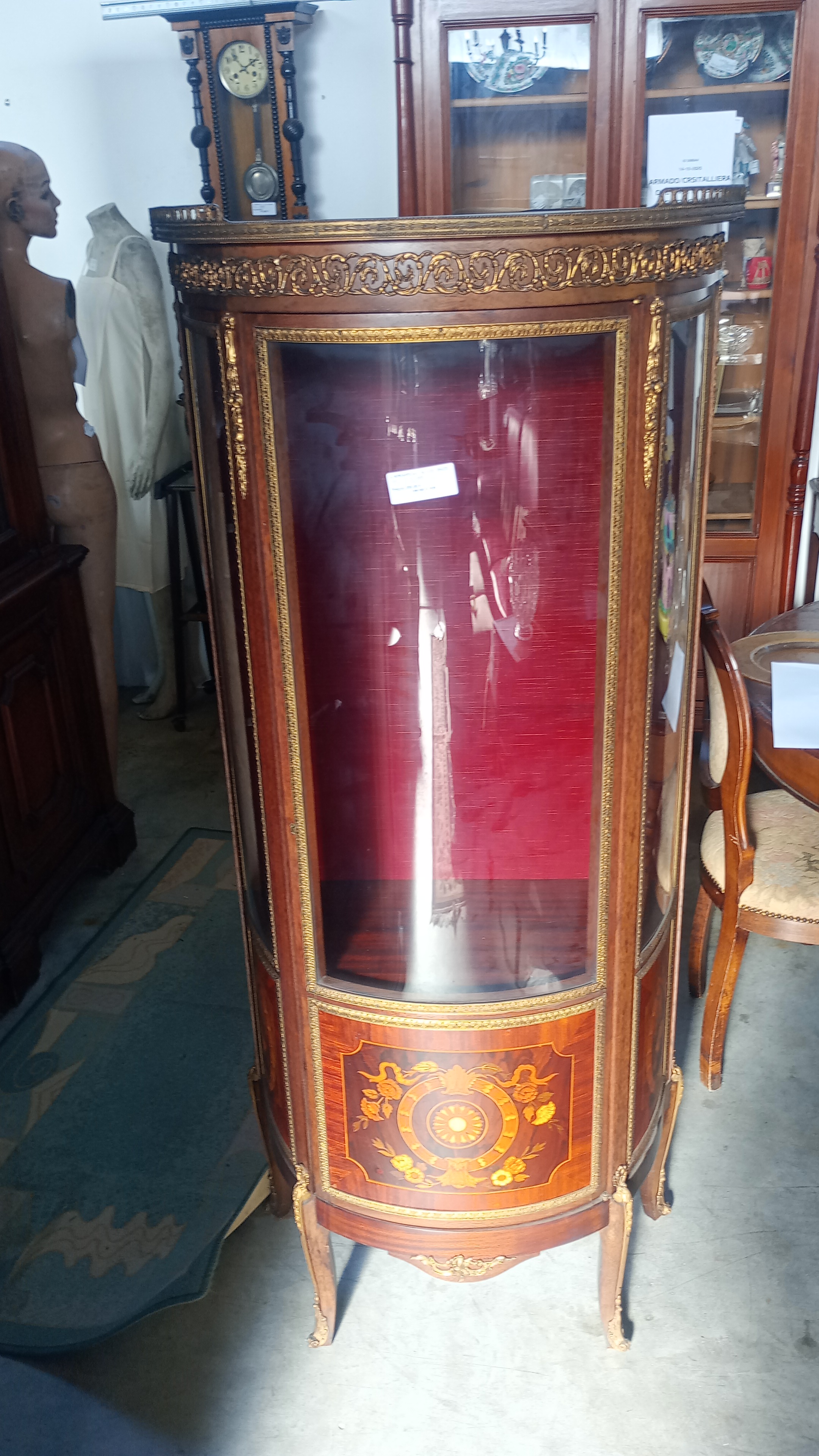 VETRINA BOMBATA INTARSIATA 