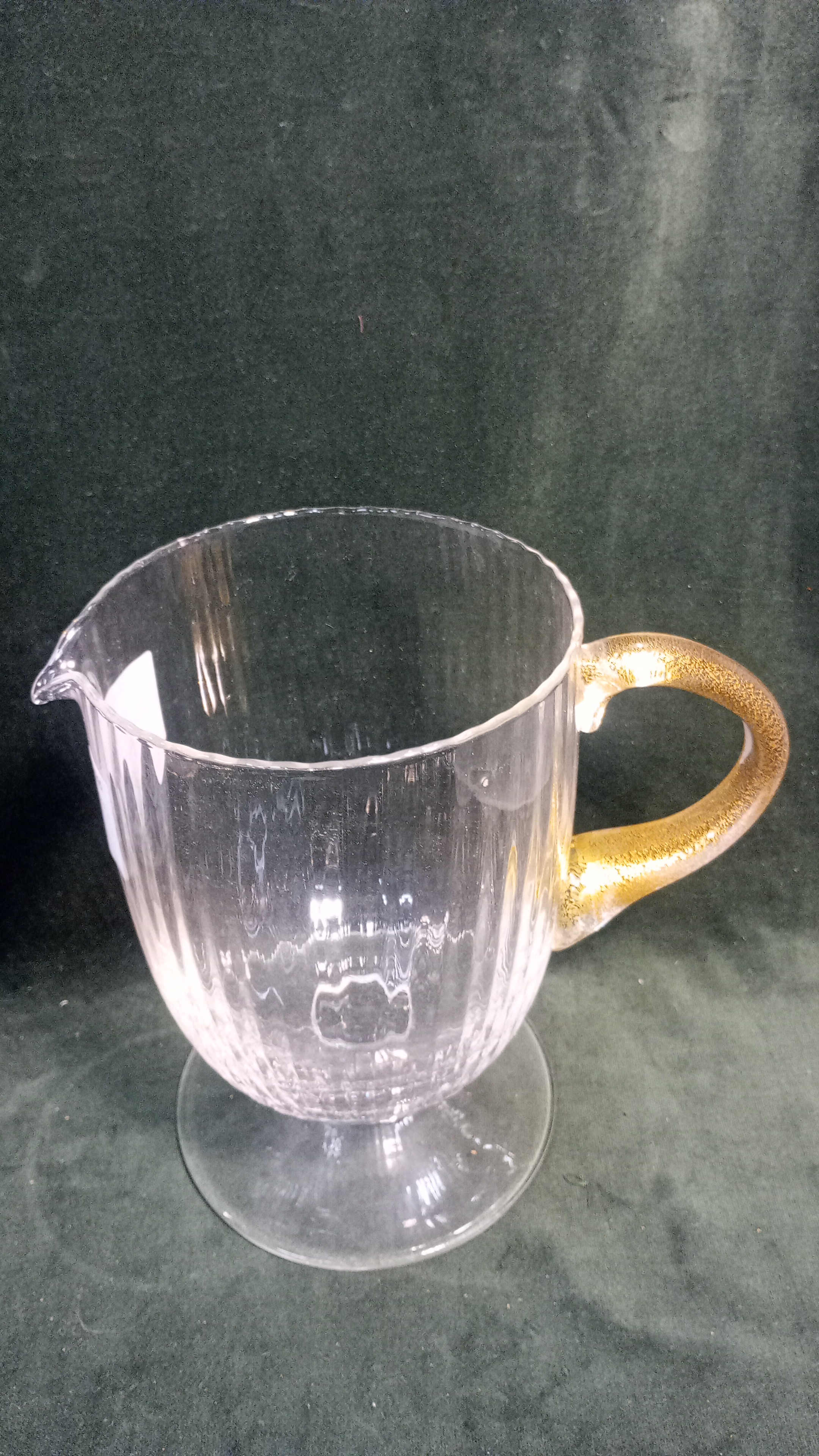 CARAFFA IN VETRO SOFFIATO MANICO DORATO 