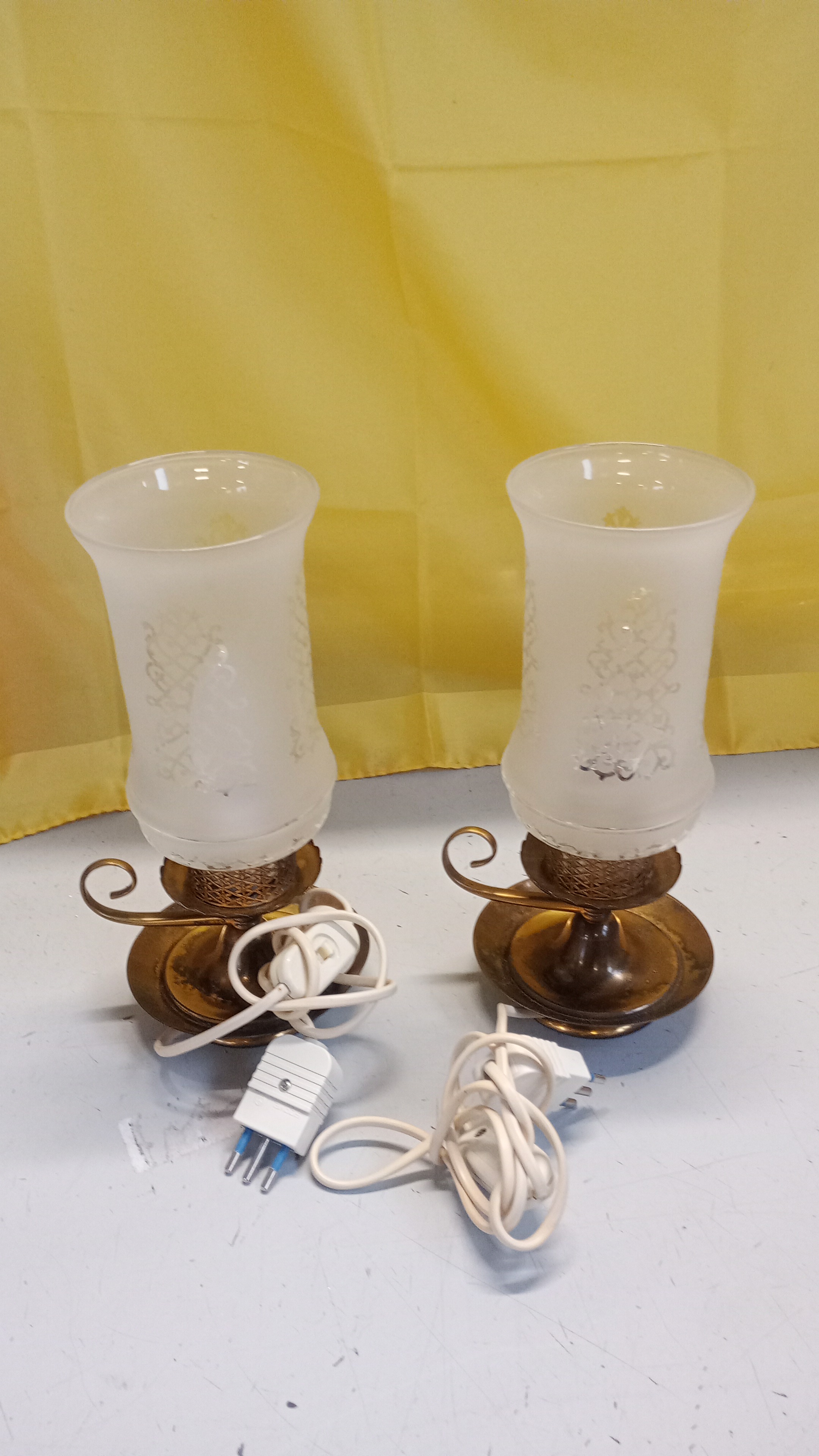 COPPIA DI LMAPADE DA COMODINO SUPP.OTTONE E VETRO INCISO