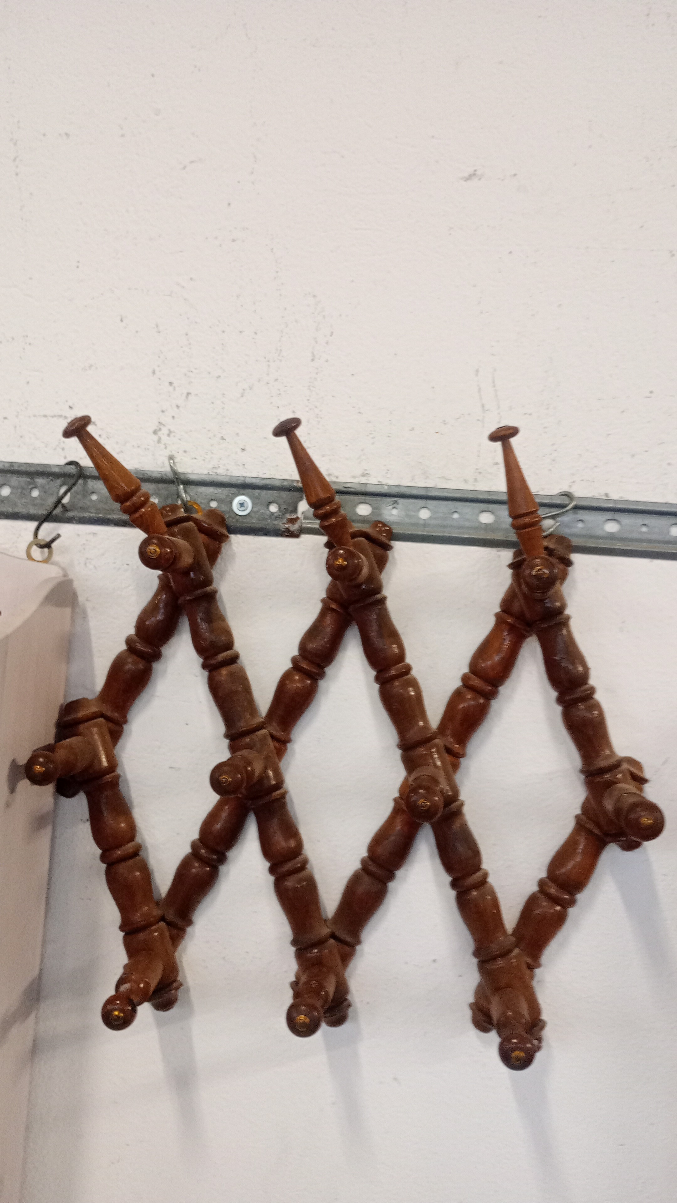 APPENDI ABITI DA PARETE IN LEGNO  IN STILE 