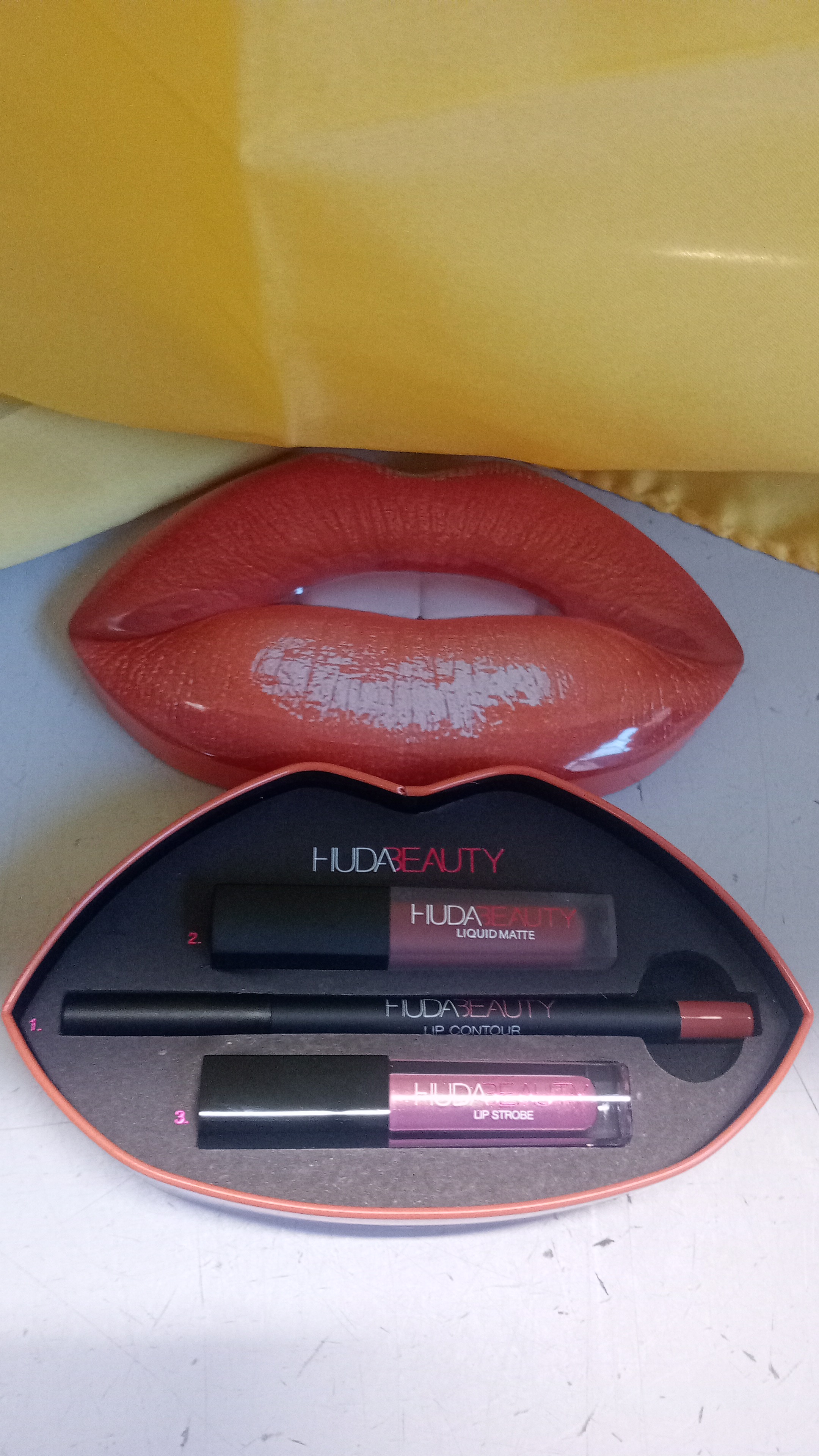 HUDA BEAUTY 