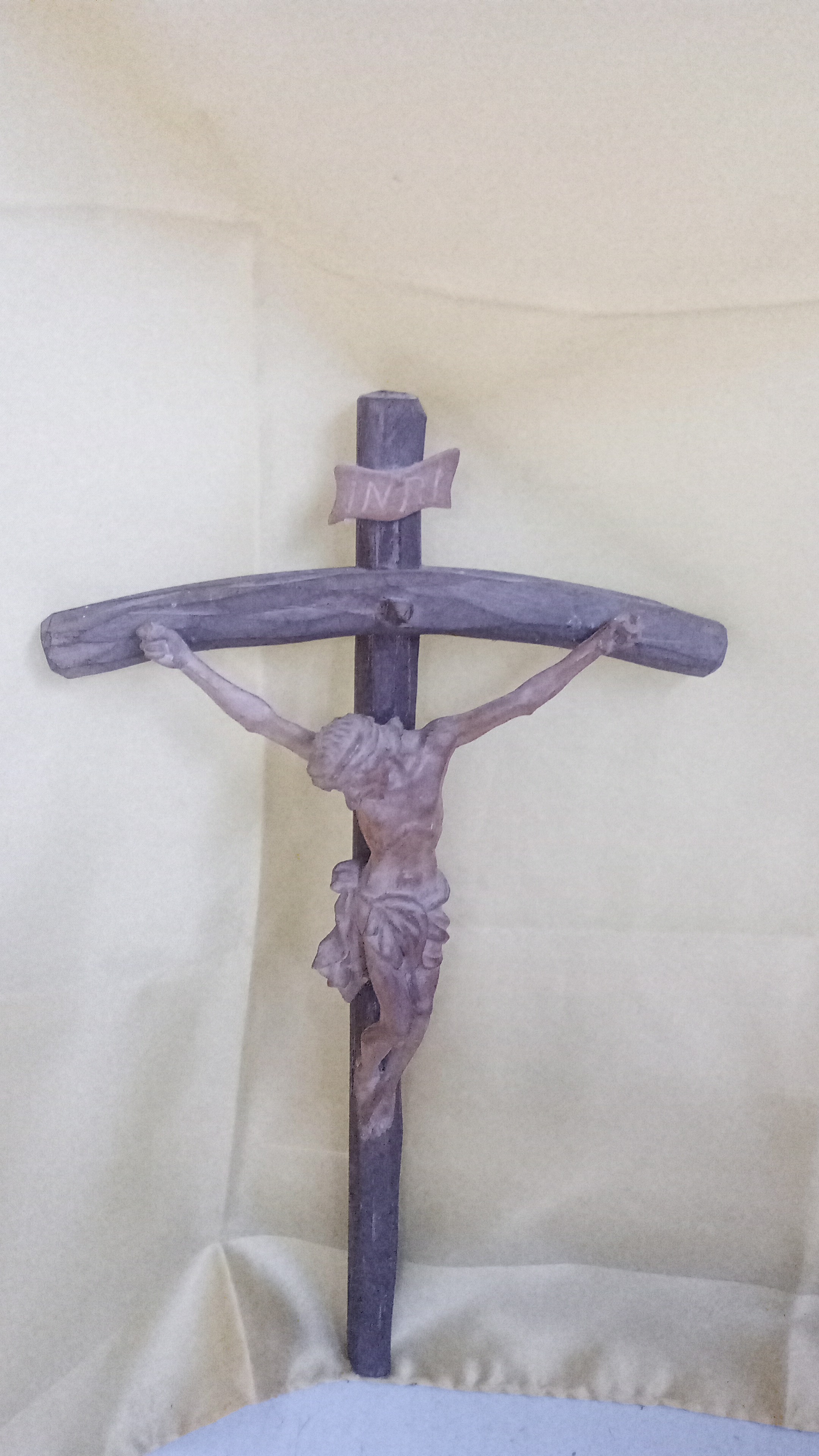  Crocifisso intagliato in legno