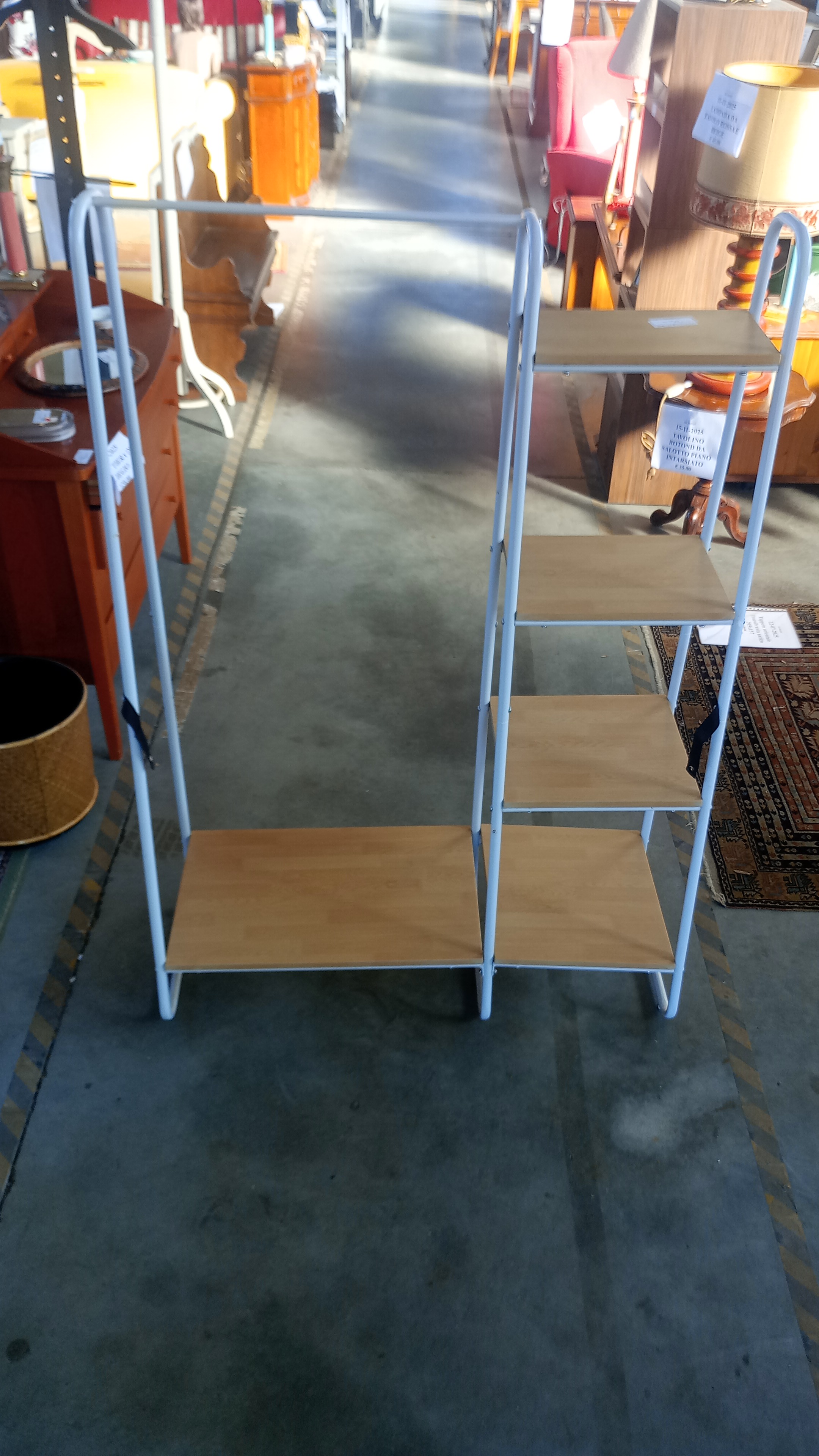 APPENDI ABITI CON  RIPIANI LATERALI 