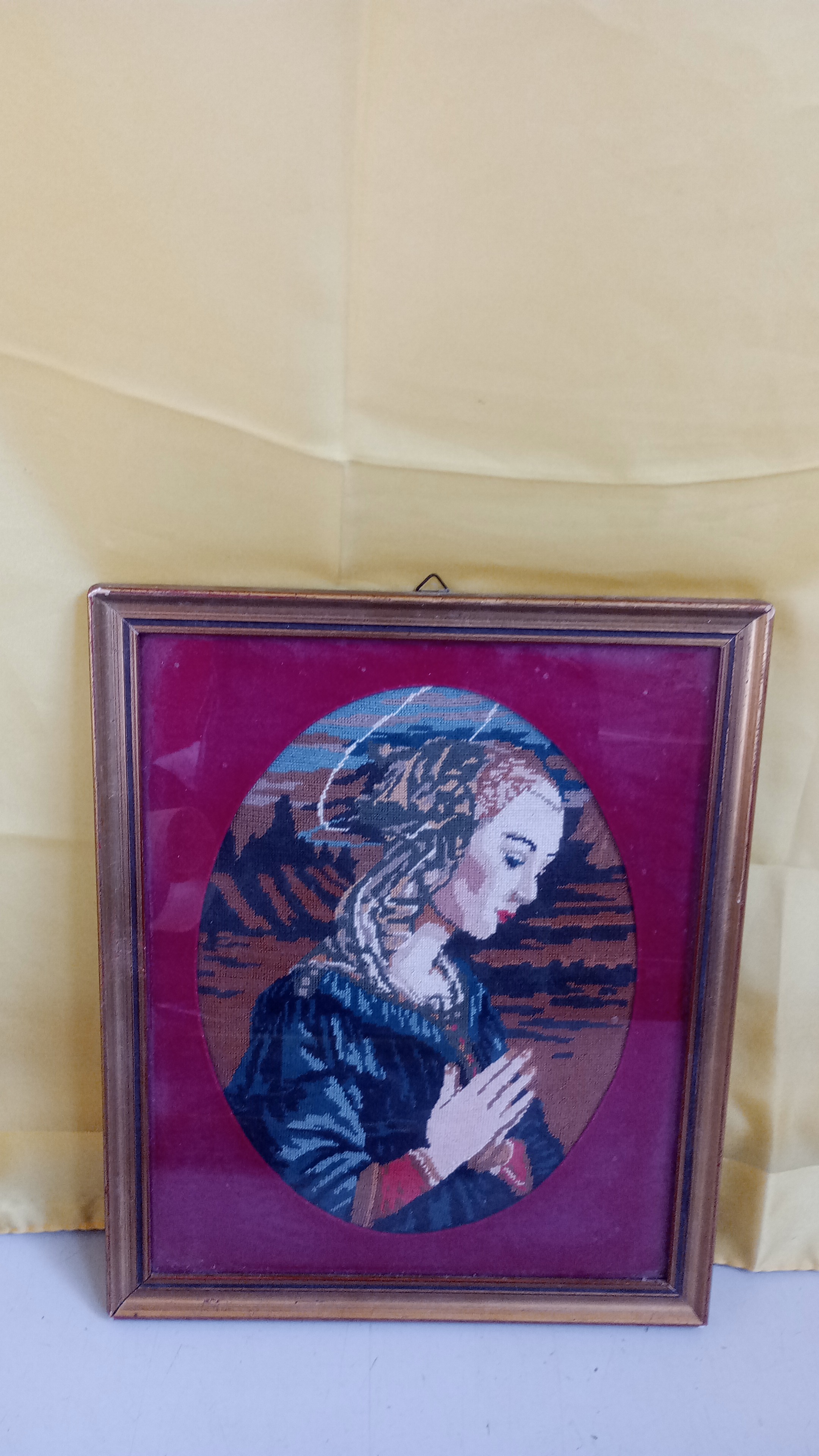 MADONNA 1/2 PUNTO SU CORNICE DORATA