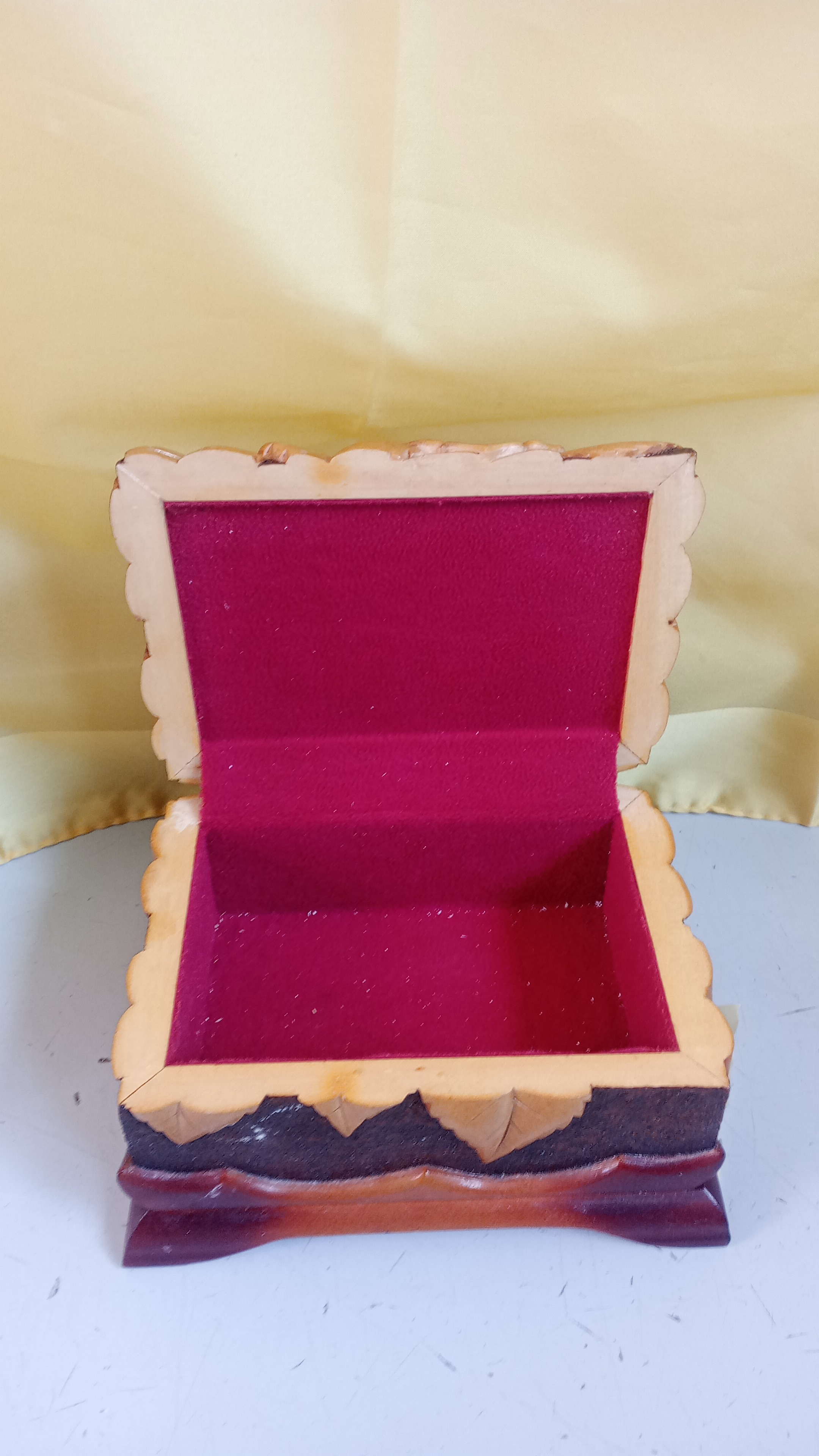 SCATOLA IN LEGNO FIORI IN RILIEVO