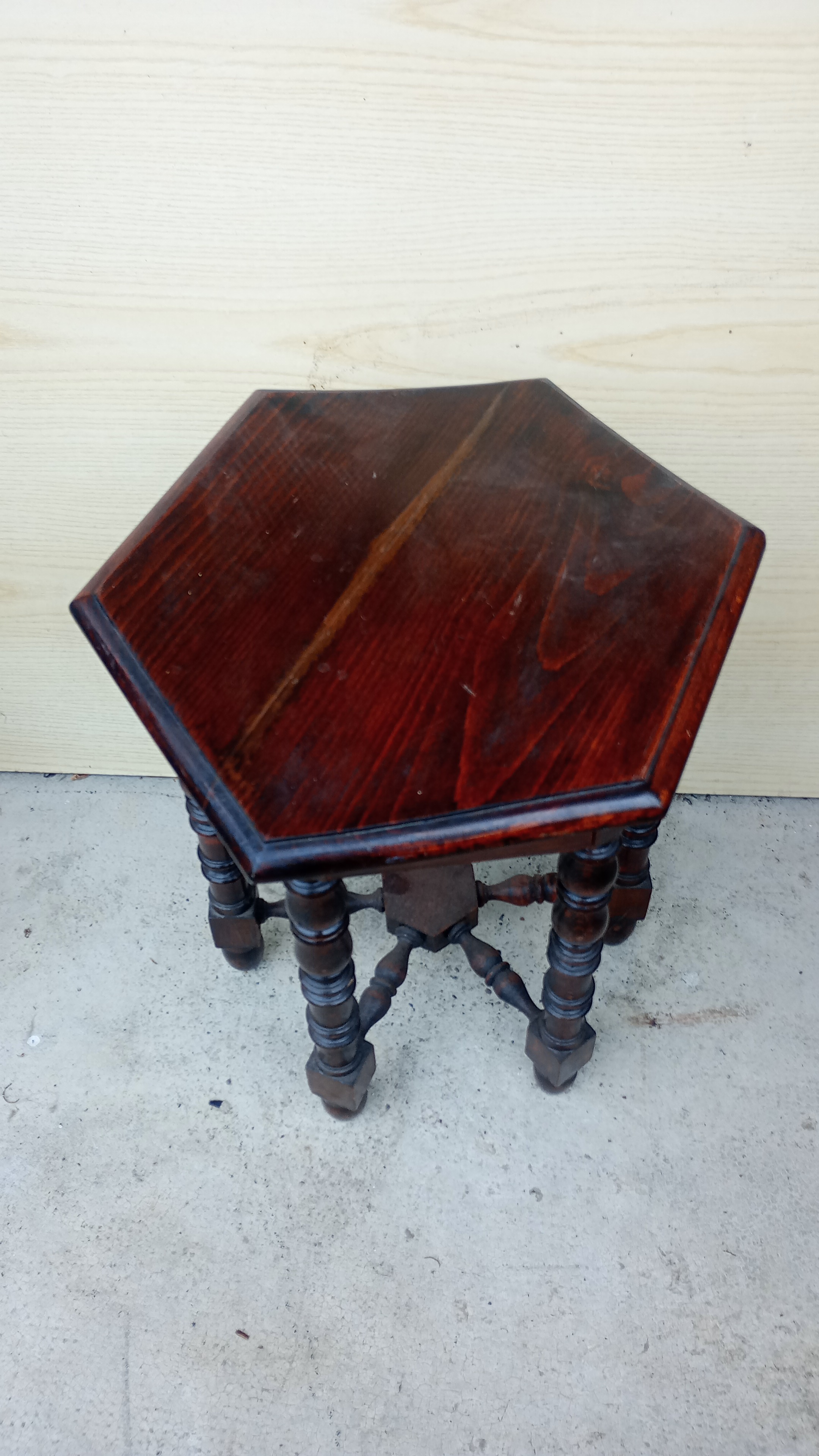 TAVOLO ESAGONALE IN LEGNO 