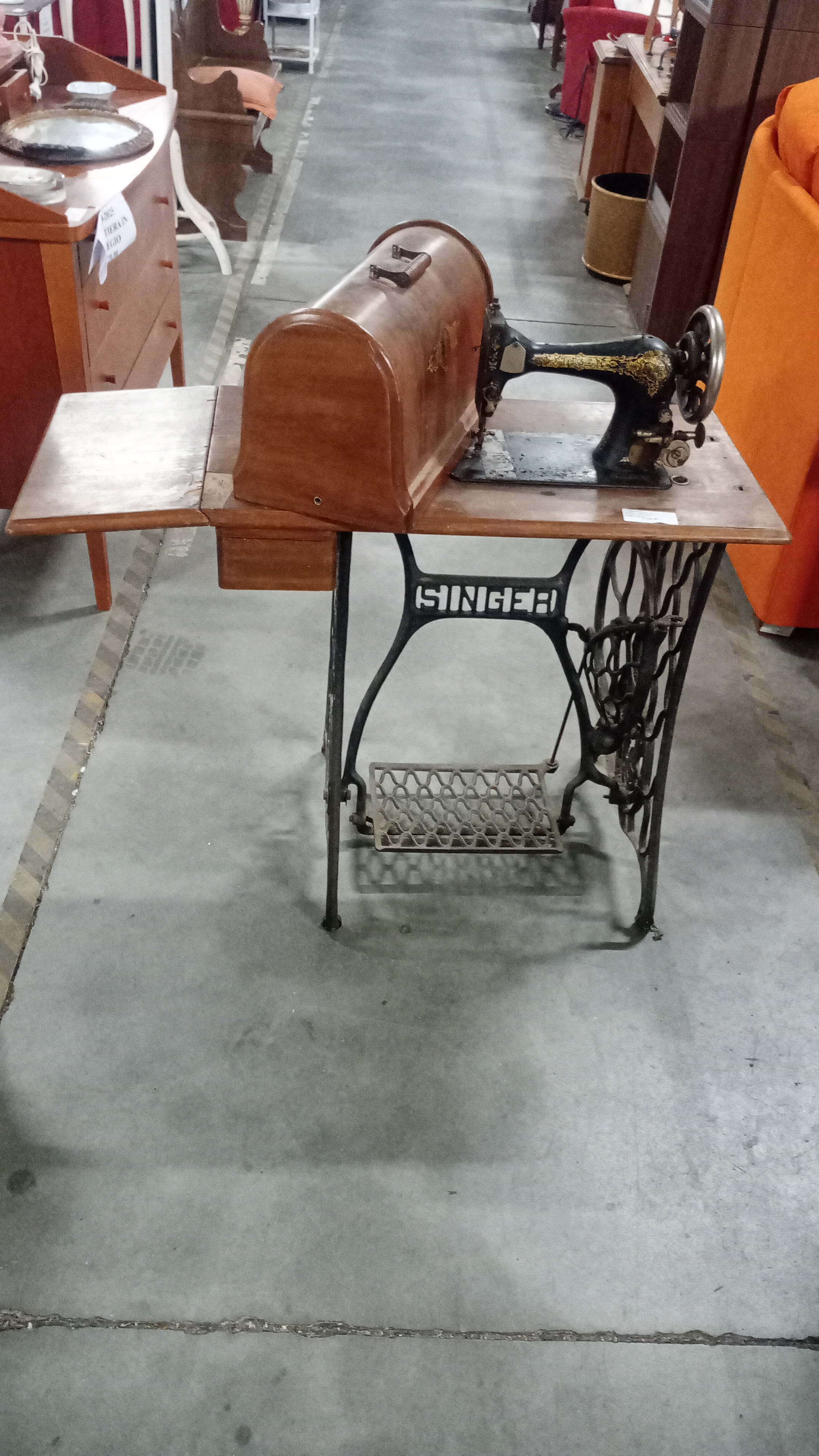 MACCHINA DA CUCIRE SINGER CON BASE IN GHISA 