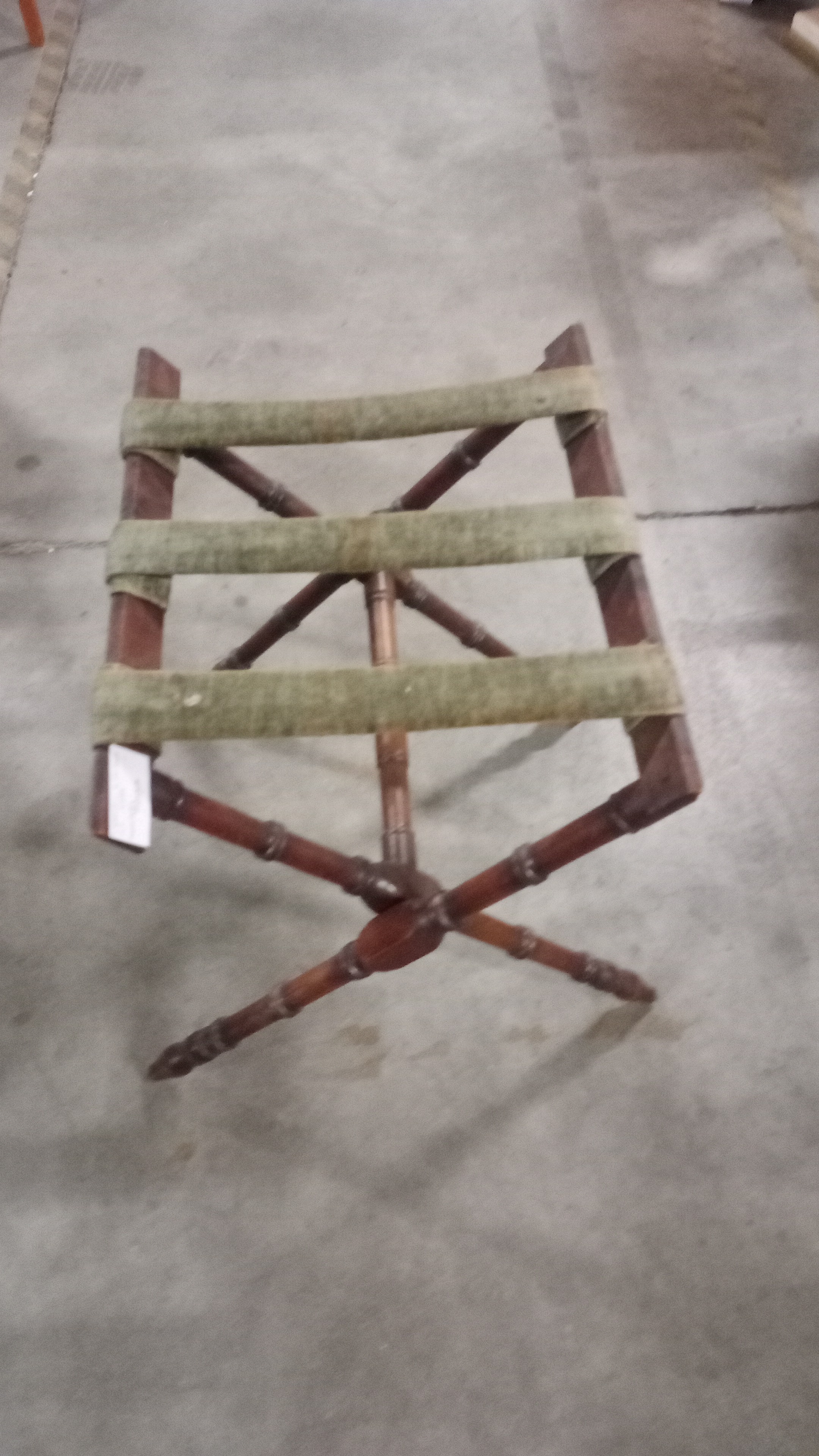 SGABELLO IN STILE PIEGHEVOLE SEDUTA VELLUTATTA VERDE