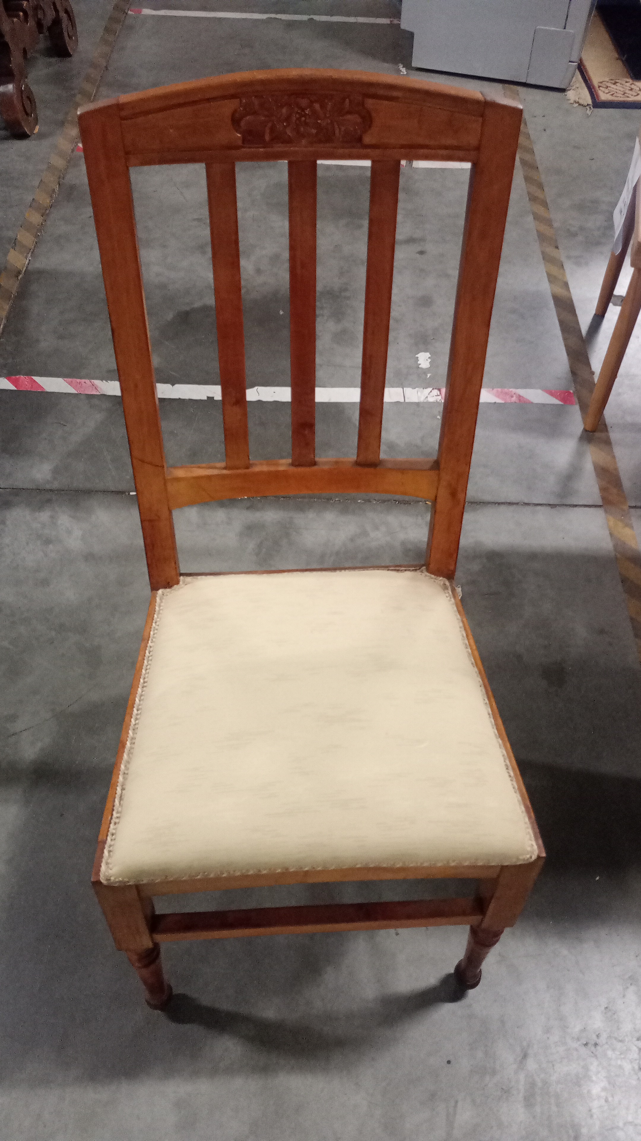 4 SEDIE IN LEGNO CON INCISIONE FLORELALE E SEDUTA IN TESSUTO BIANCO