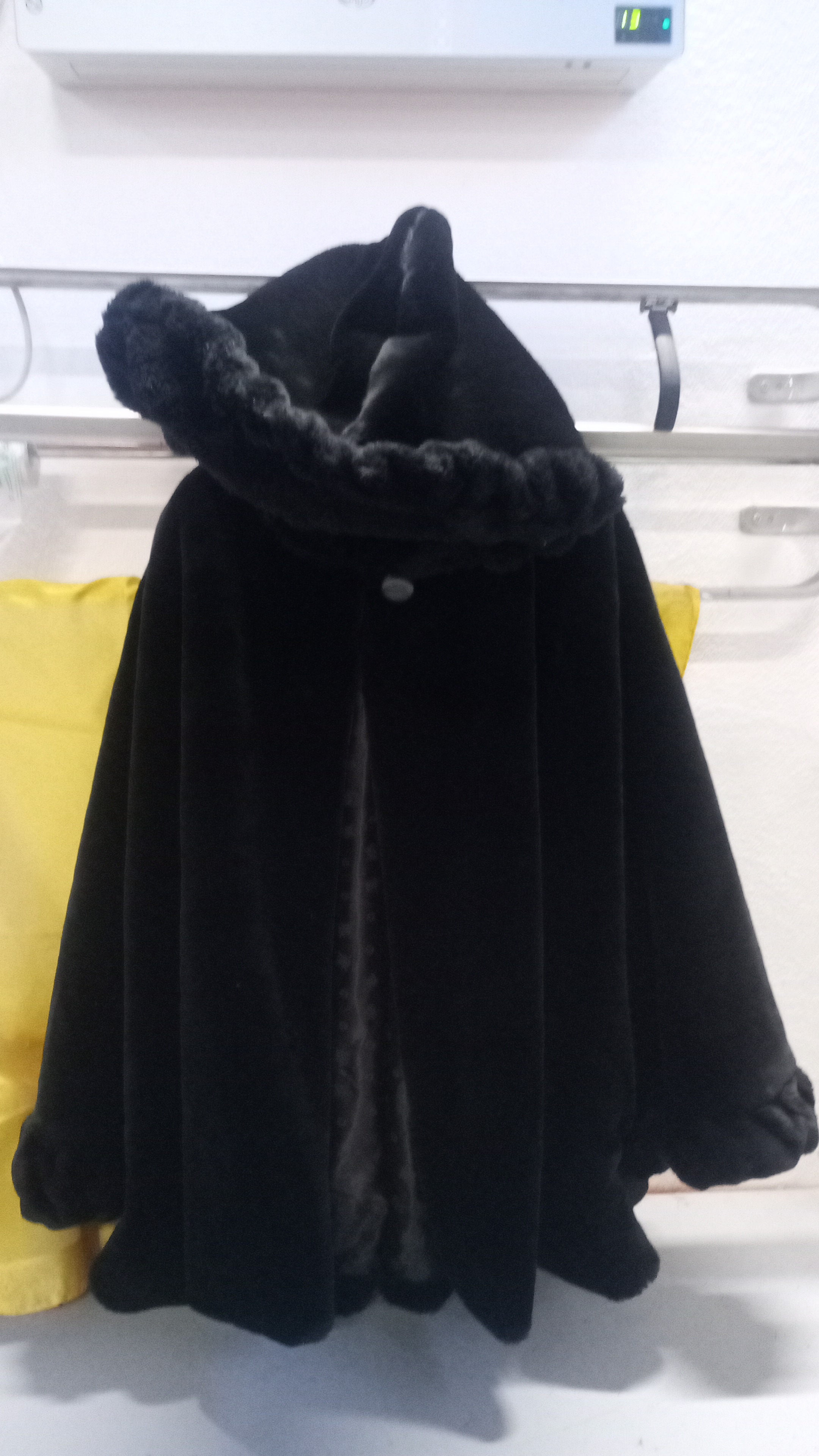 pelliccia sintetica nera a mantella