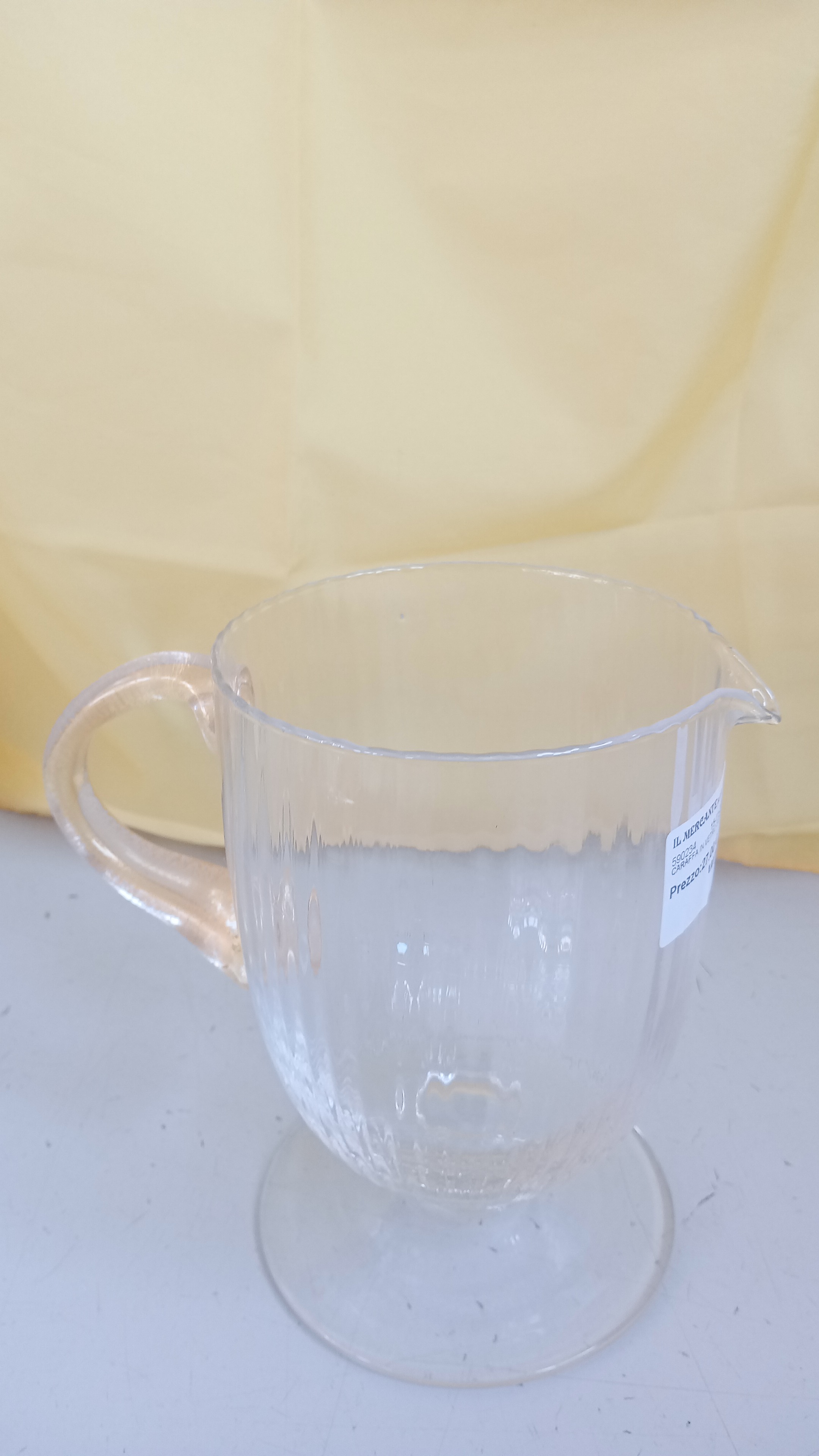 CARAFFA IN VETRO SOFFIATO MANICO DORATO 