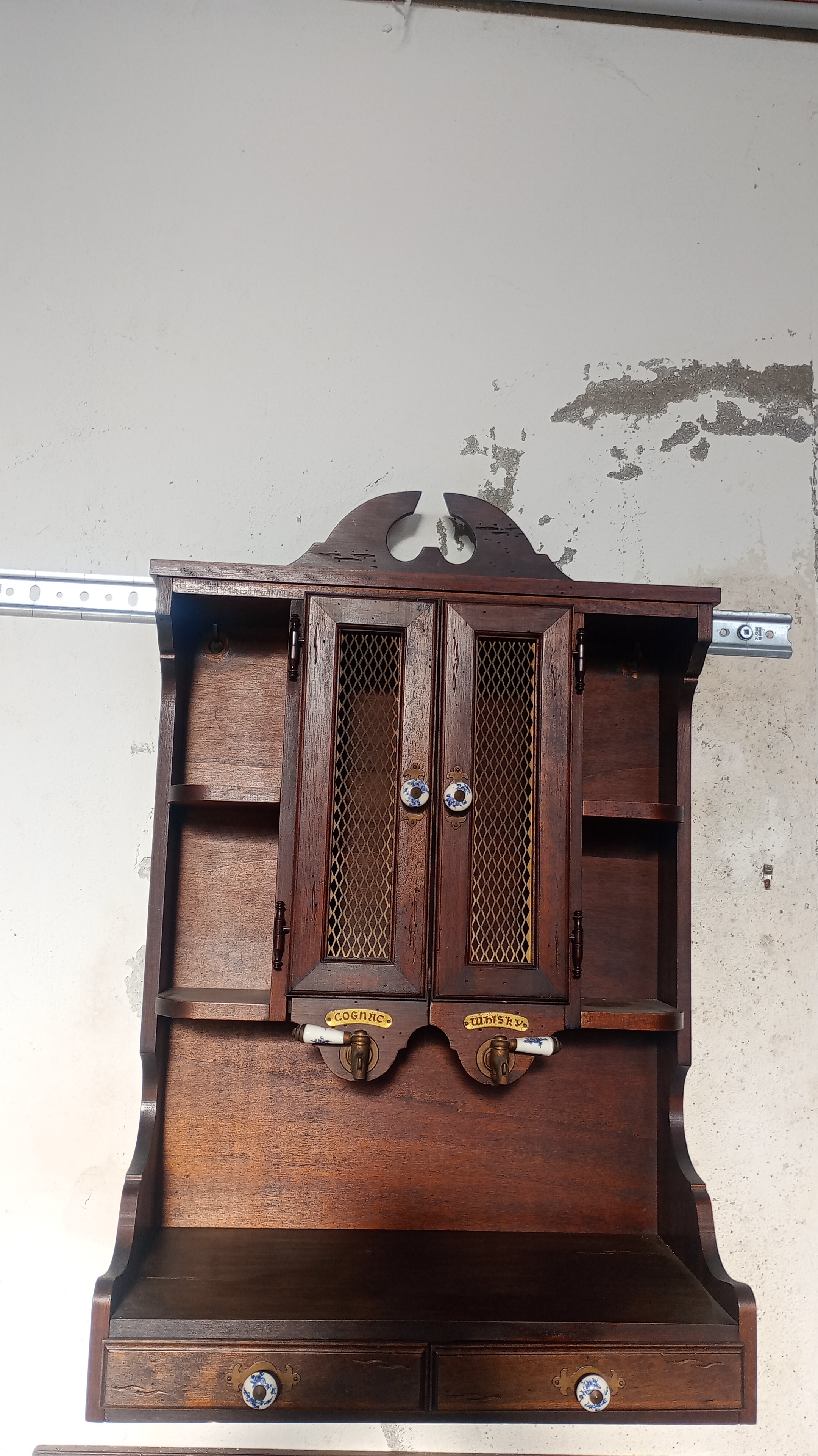 pensile da parete con rubinetti