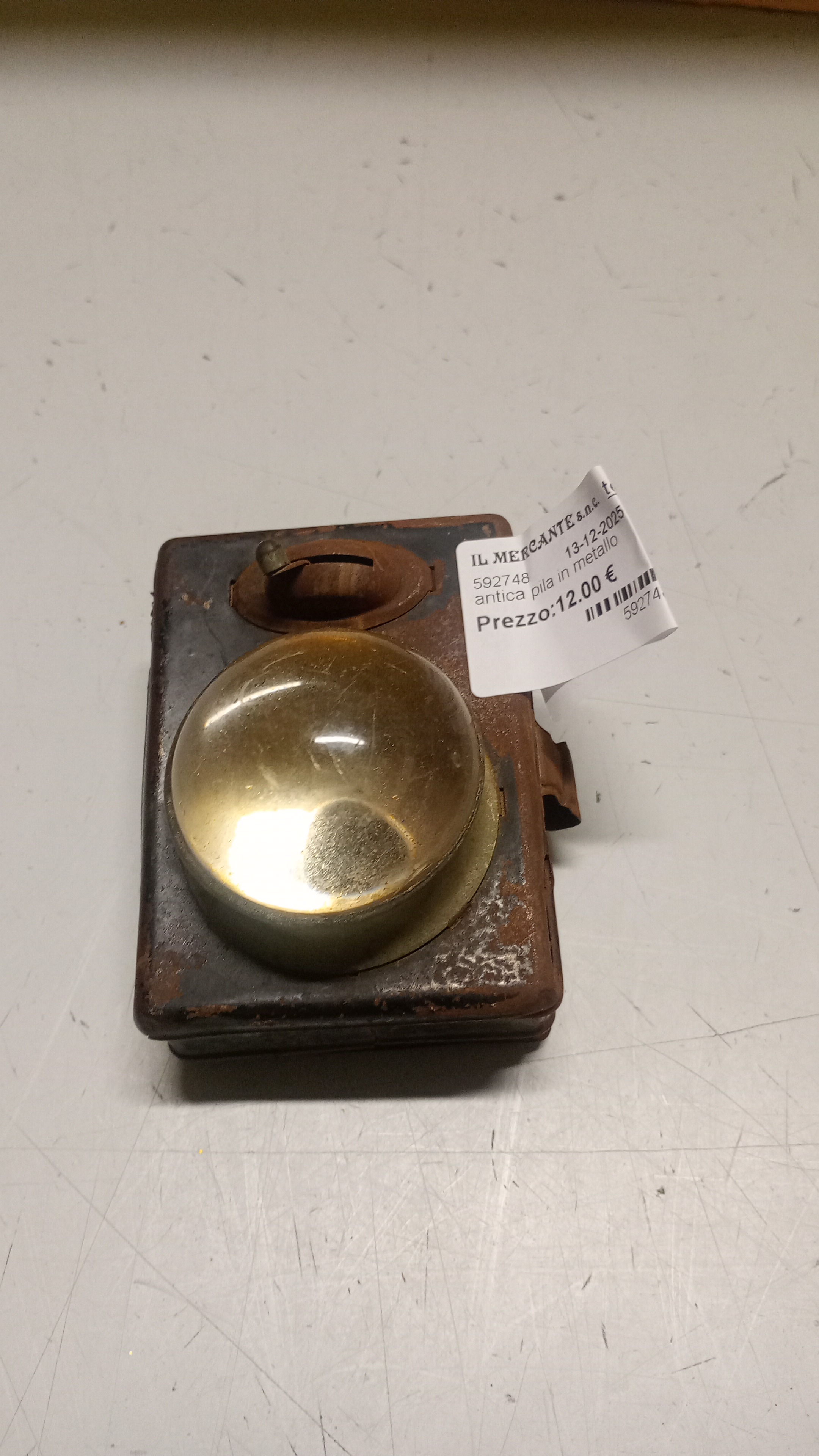 antica pila in metallo