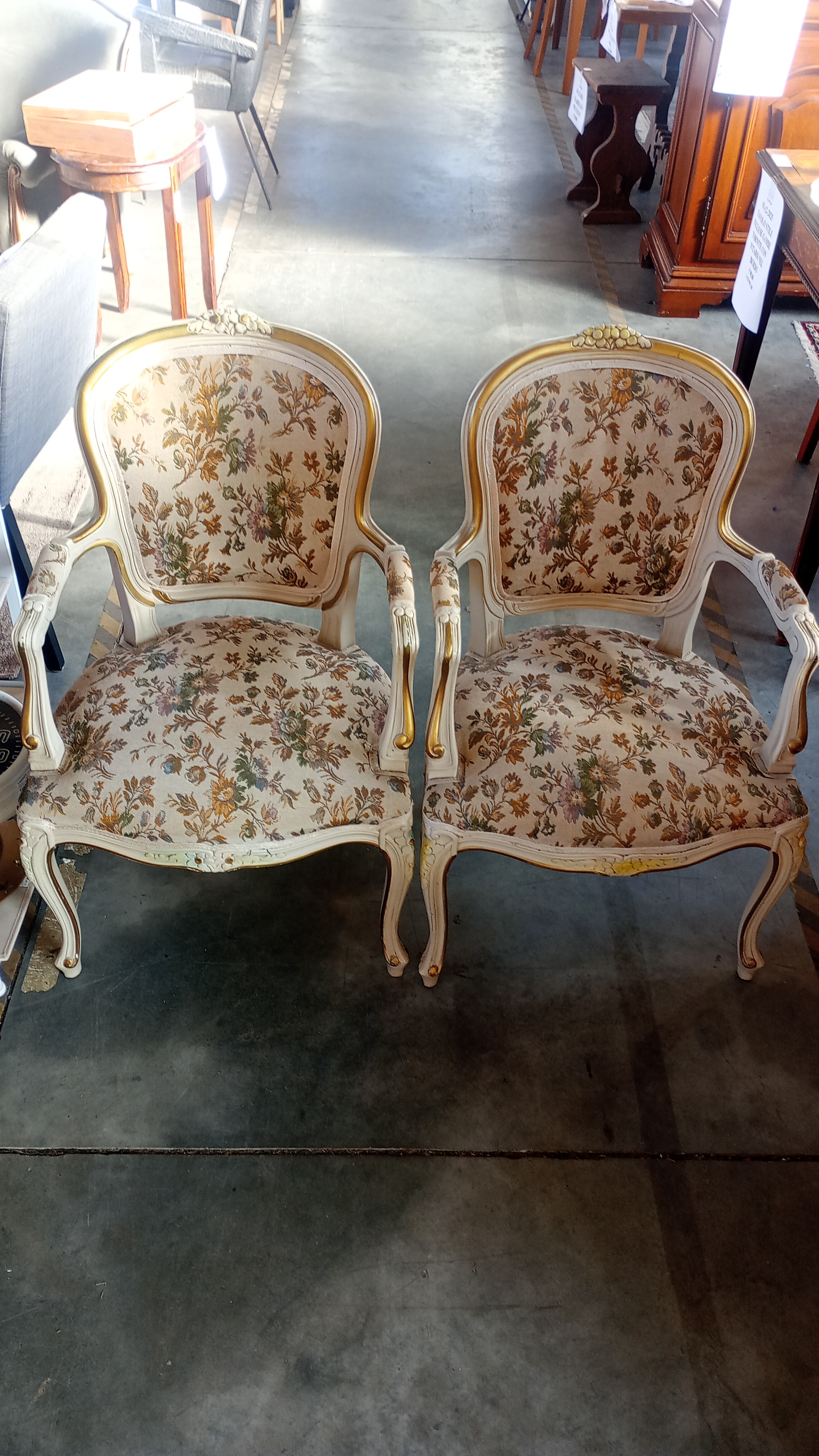 DUE POLTRONCIINE BIACHE E DORATE SEDUTA FLOREALE 