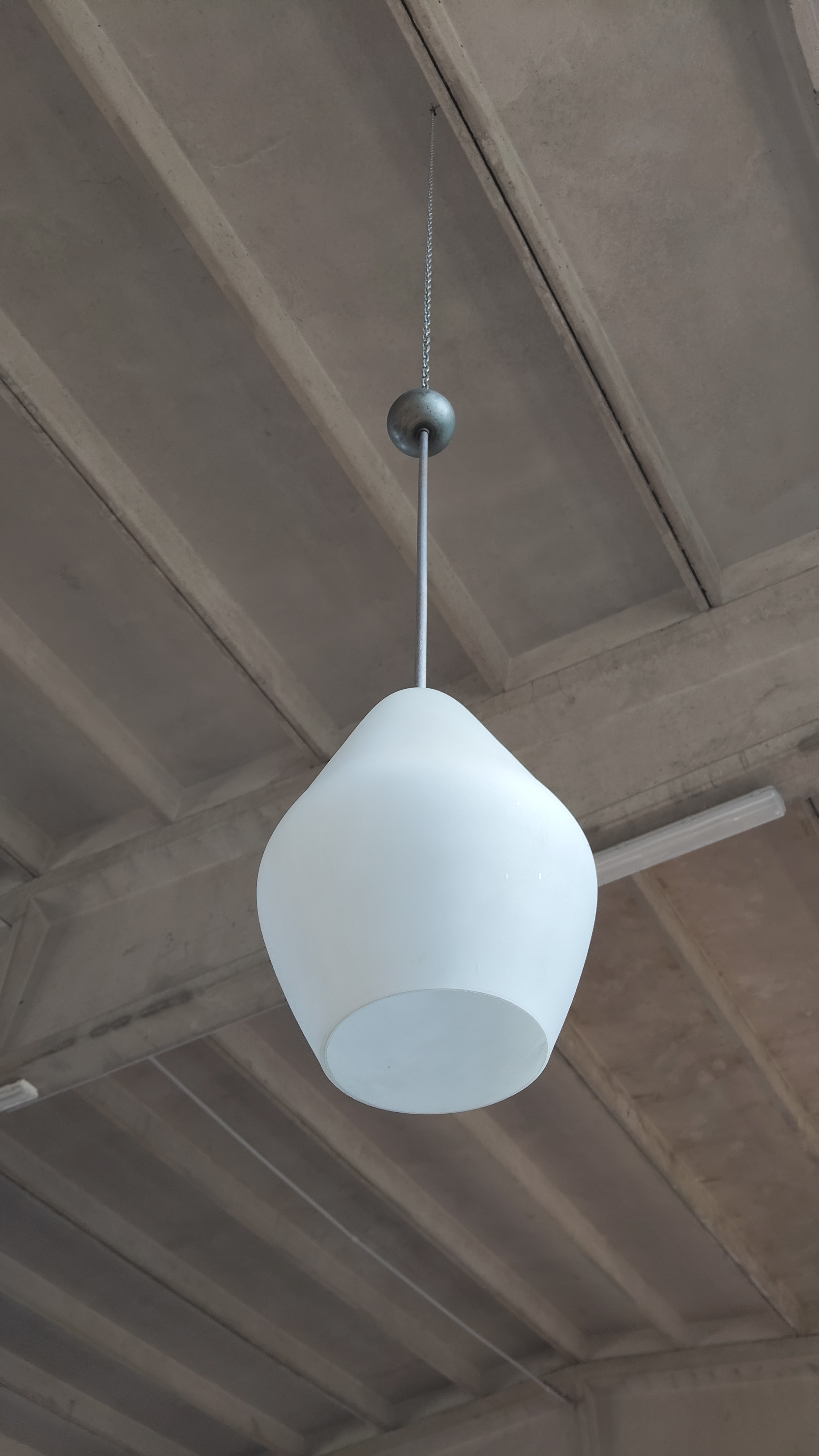 LAMPADARIO IN OPALINA BIANCO