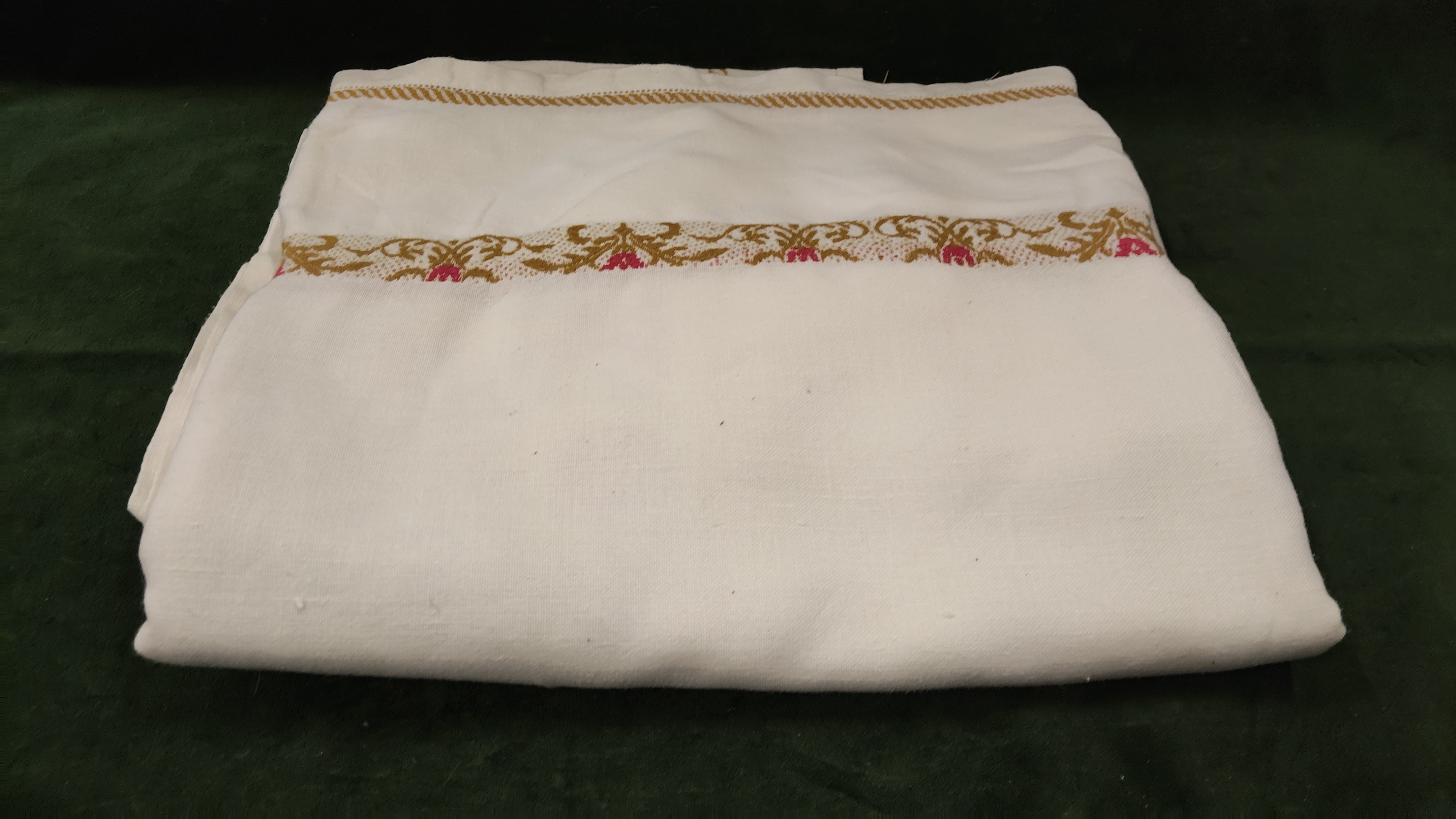 TOVAGLIA CON BORDO MARRONE E FIORI ROSSI