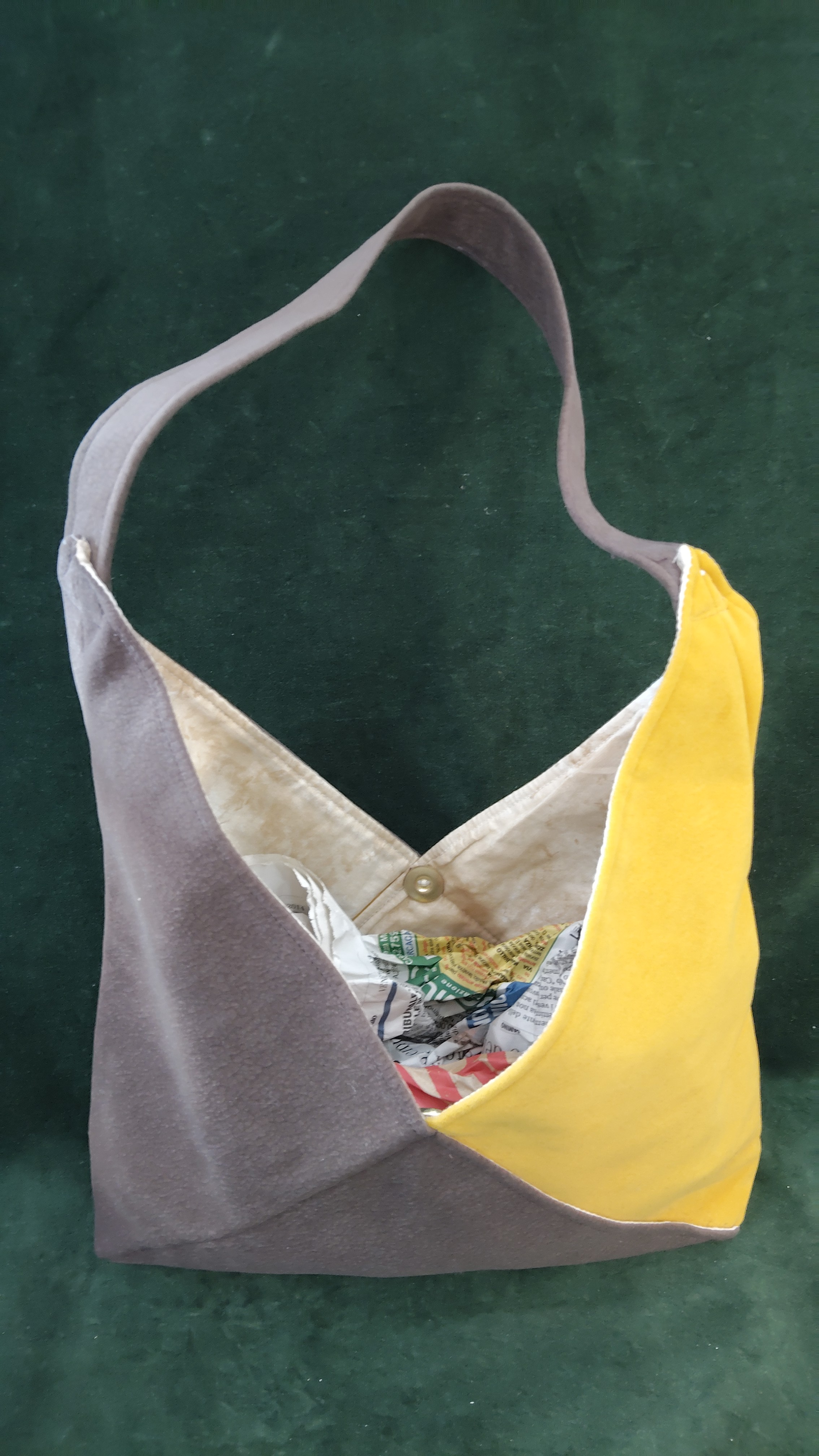 borsa gialla e marrone