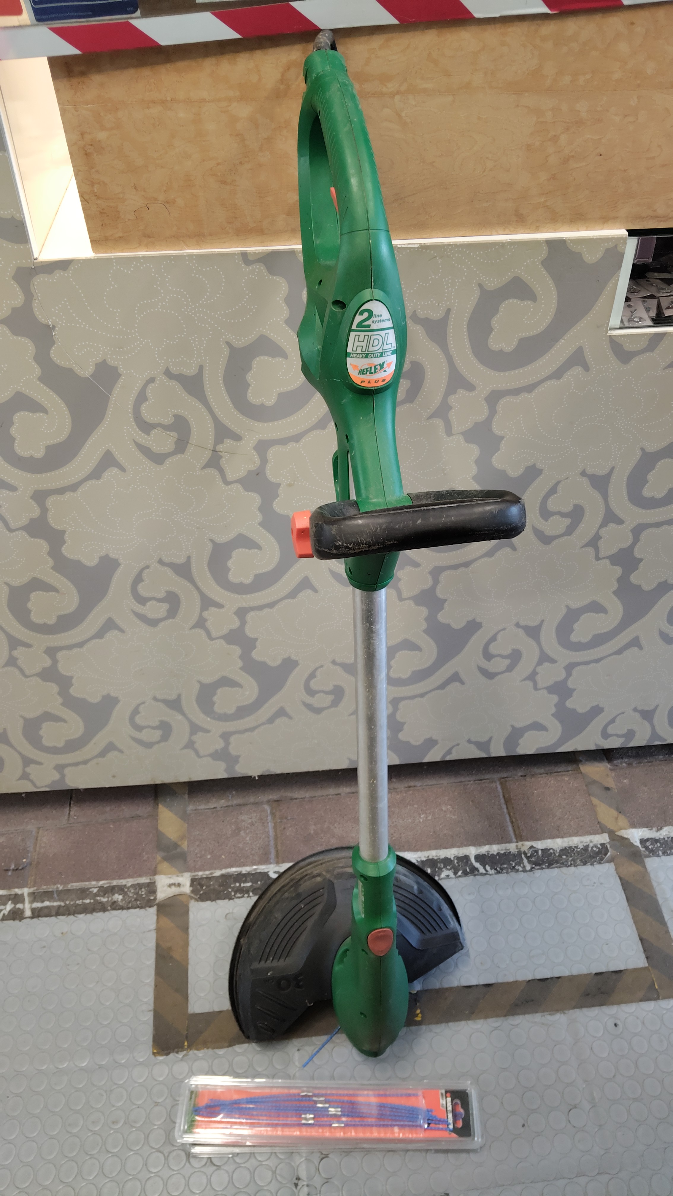 DECESPUGLIATORE  BLACK & DECKER con accessori