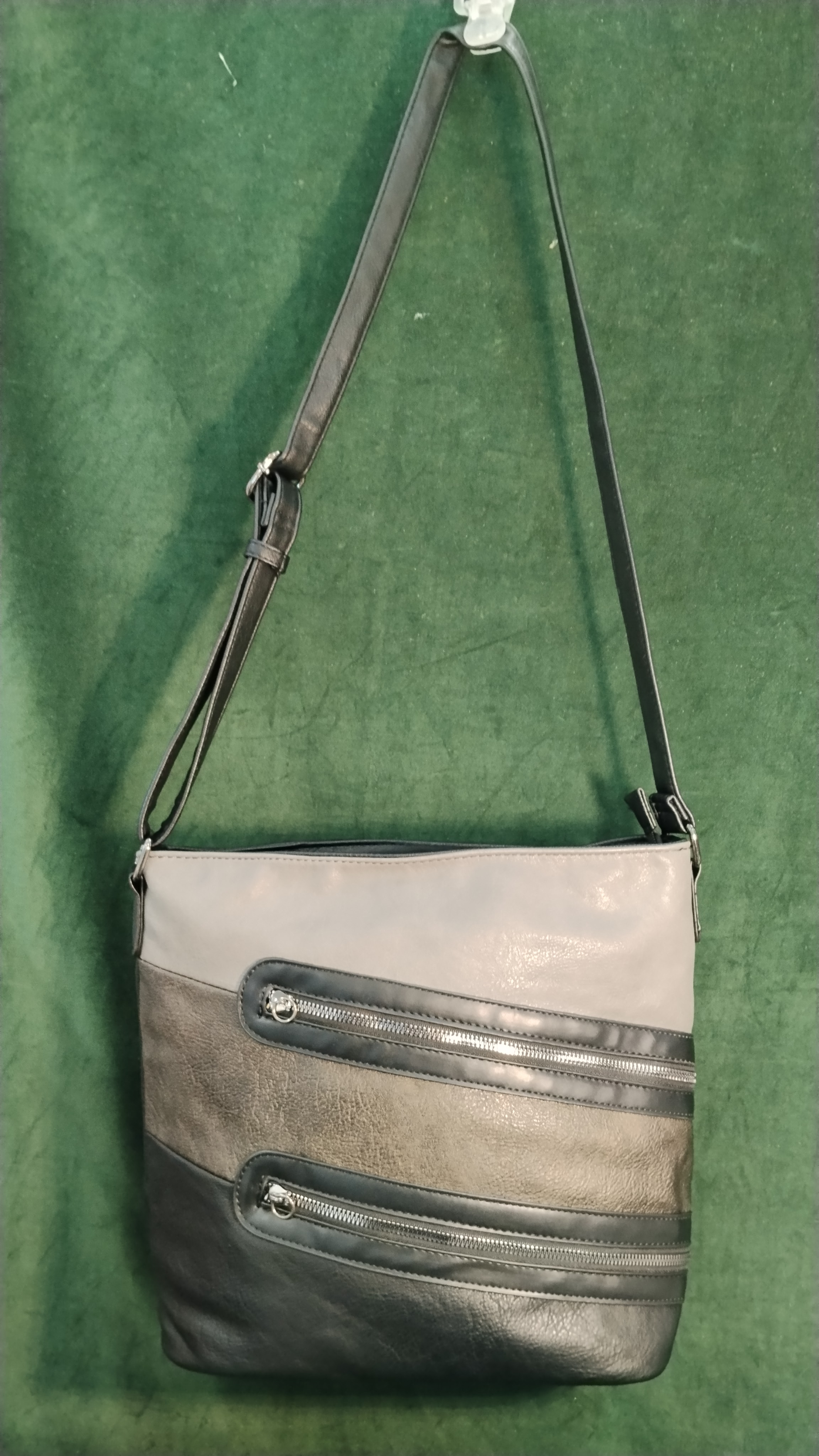 borsa nera e grigia