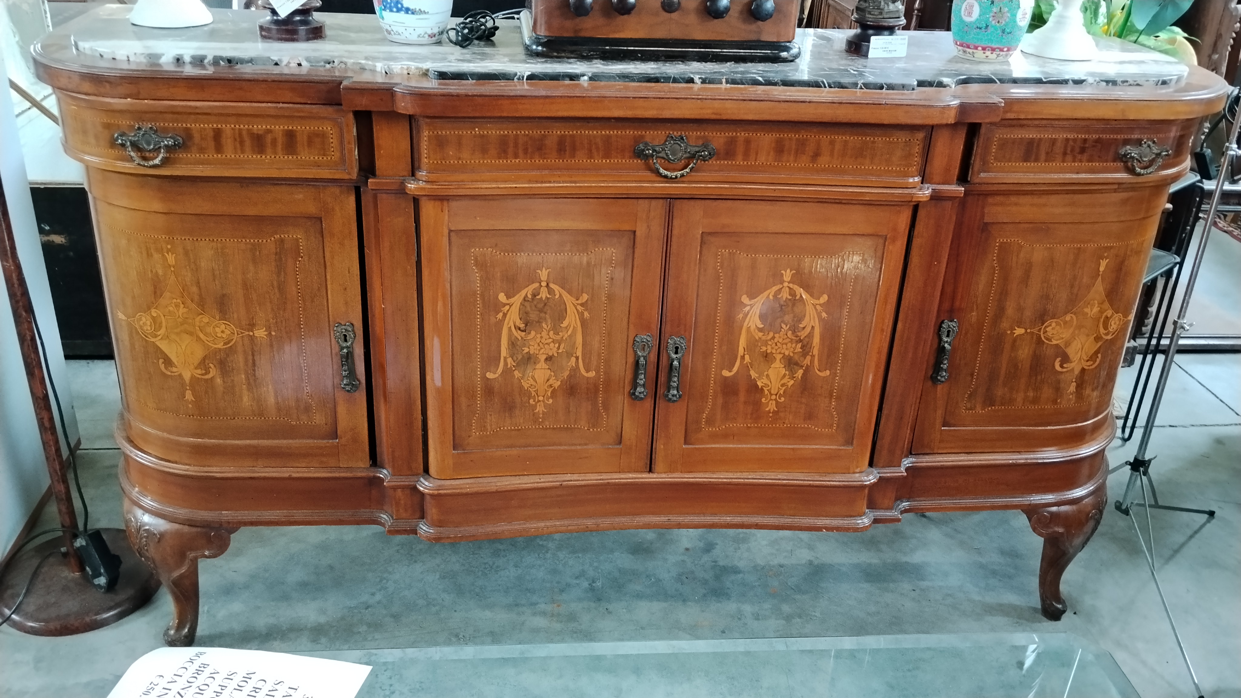 CREDENZA INTARSIATA IN RADICA CON PIANO IN MARMO una gamba e stata riparata