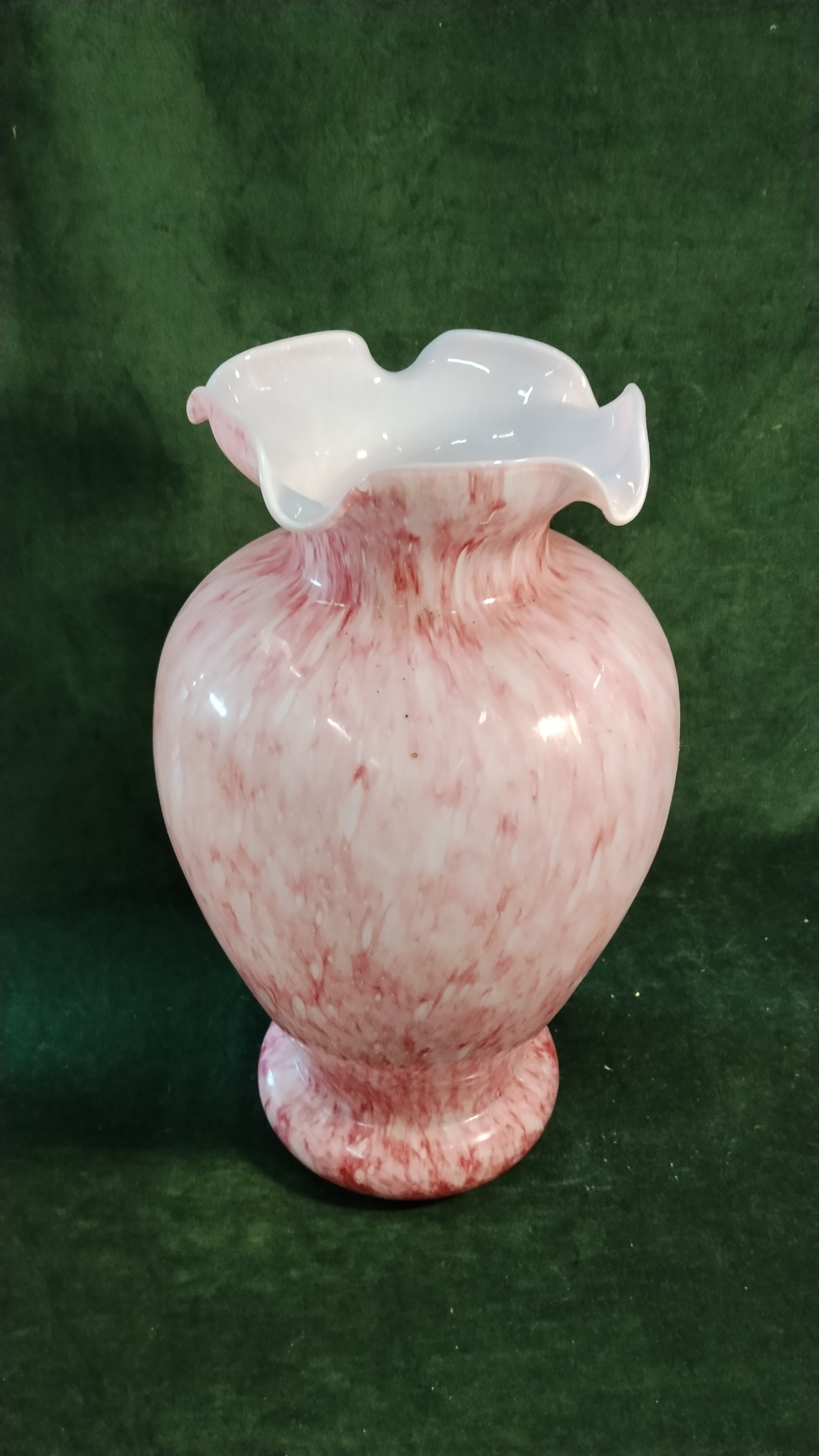 VASO IN VETRO ROSA BORDO ONDULATO