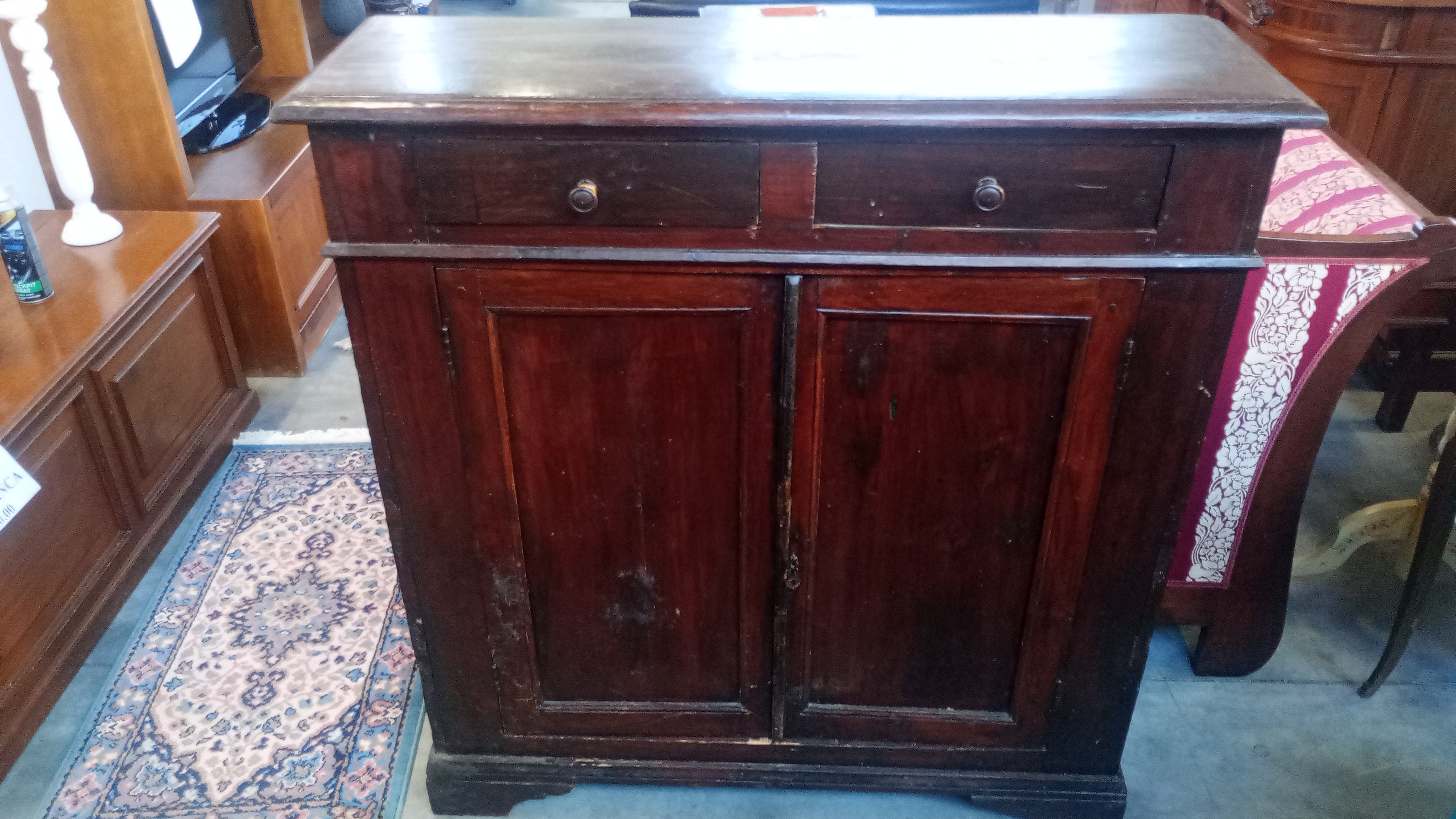 CREDENZA DUE ANTE IN LEGNO 
L 114 P 37 H 120