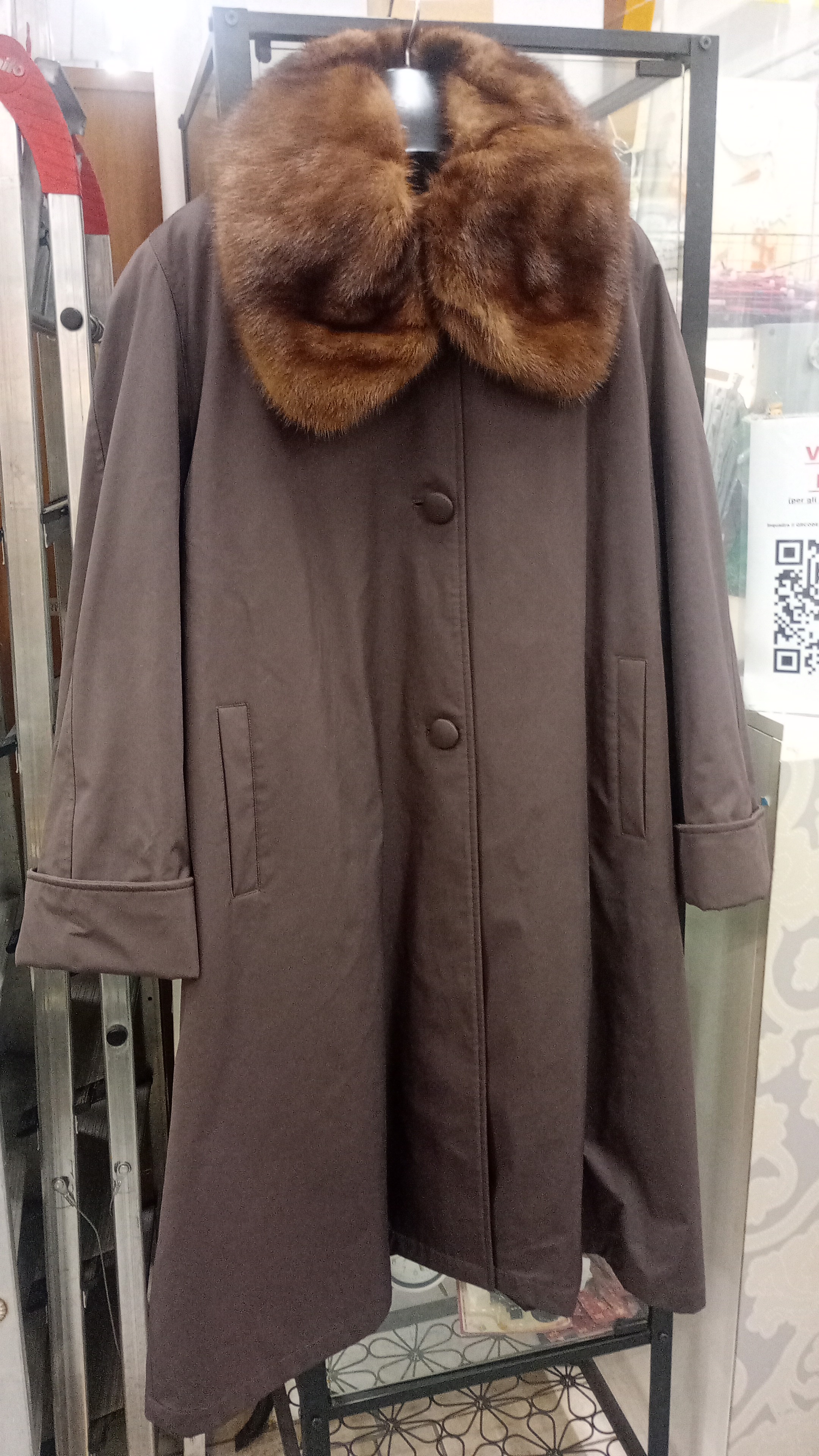 cappotto con collo in pelliccia e interno in pelliccia