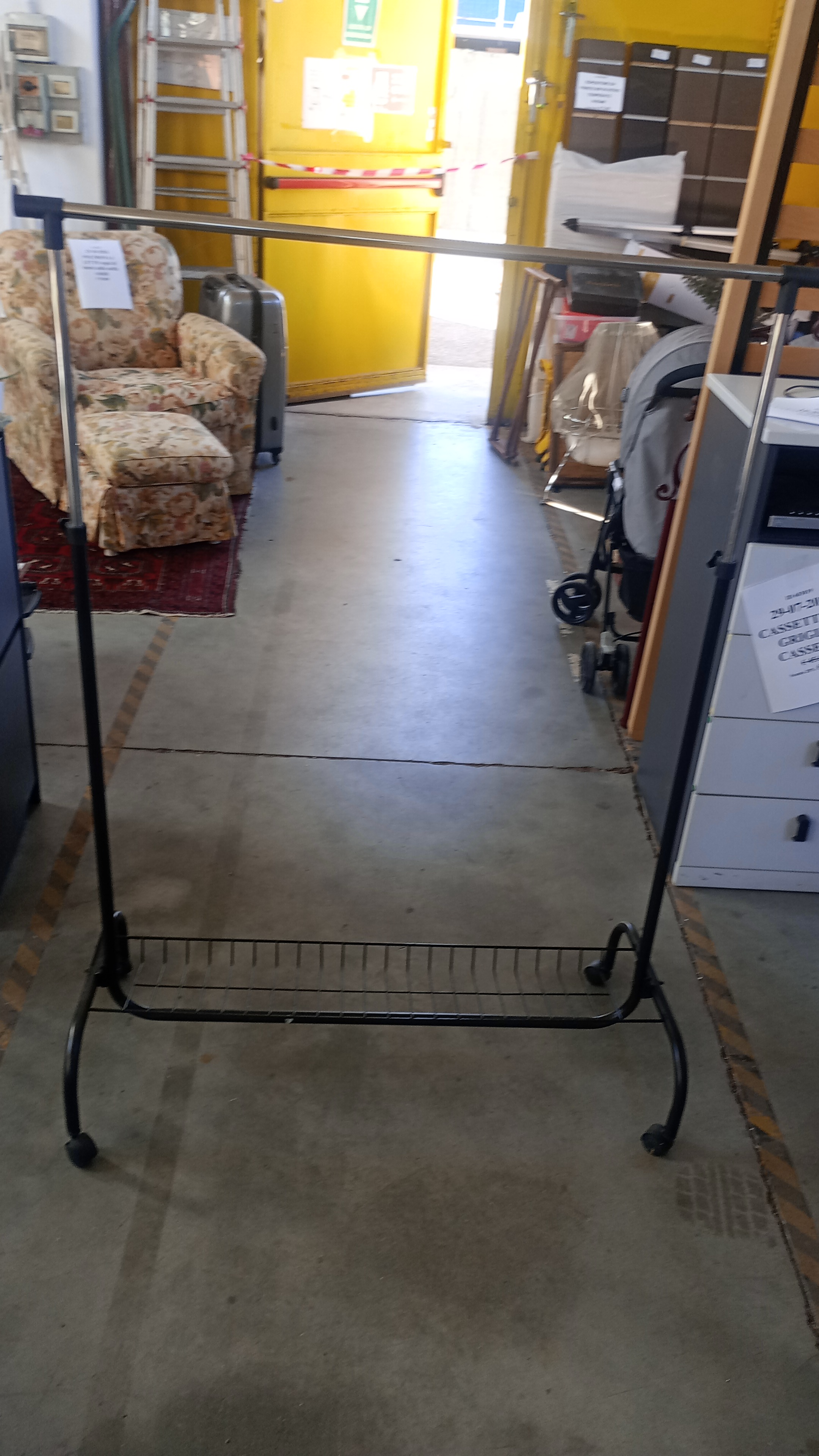 PORTA ABITI CON CESTO PORTA SCARPE