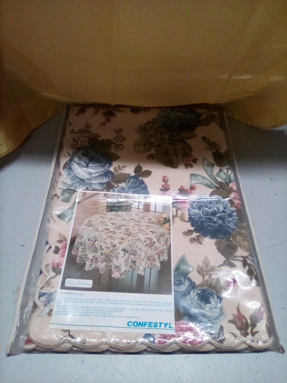 TOVAGLIA DIS UVA QUADRATO 150X150 E COLORE 