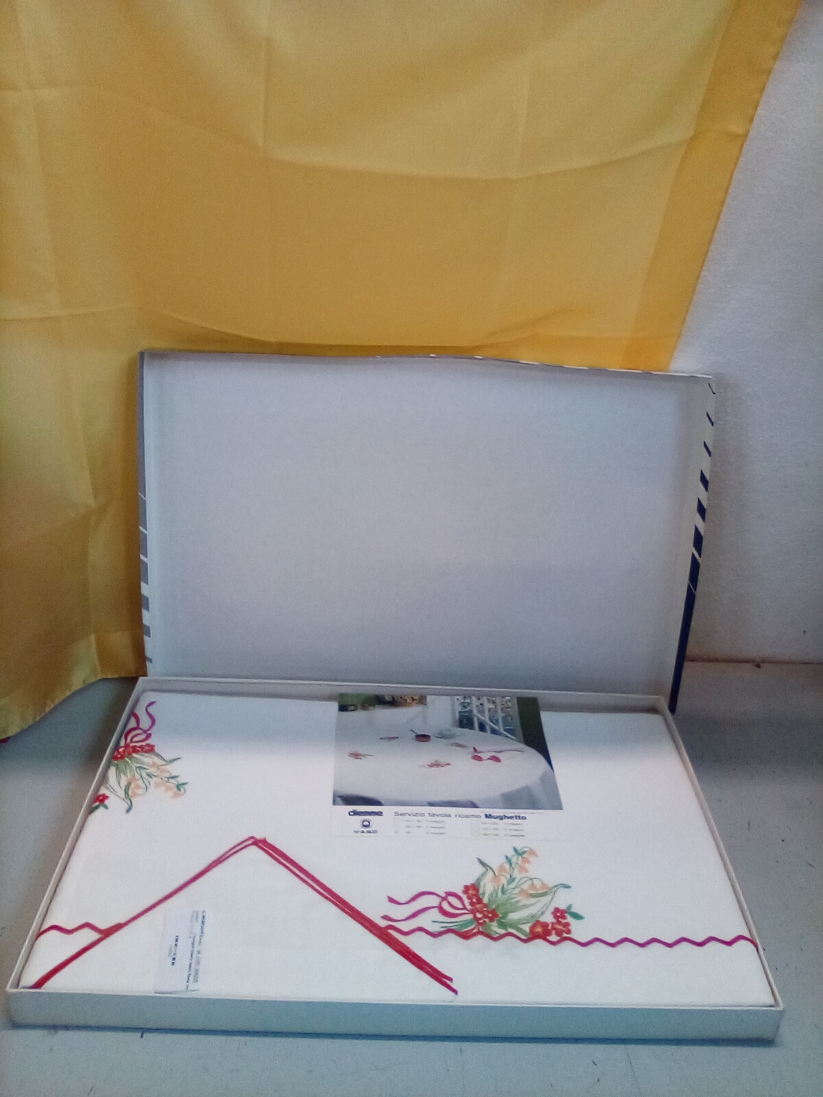  Tovaglia bianca motivi Rossi ovale 12 posti 180 * 240