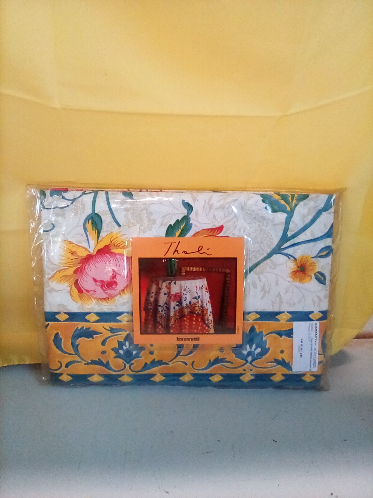  Copri tavolo rotondo disegno fiori rosa e gialli con bordo decorato Bassetti