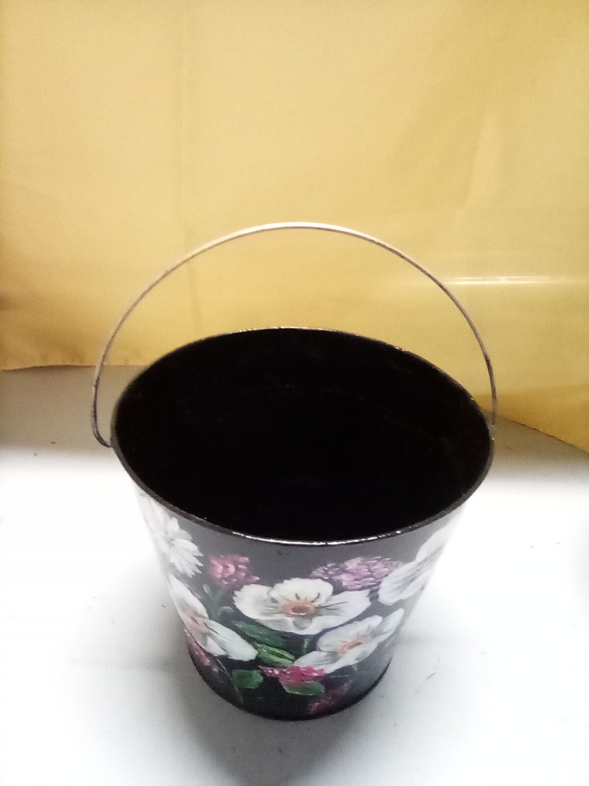  Secchiello nero dipinto una mano grande