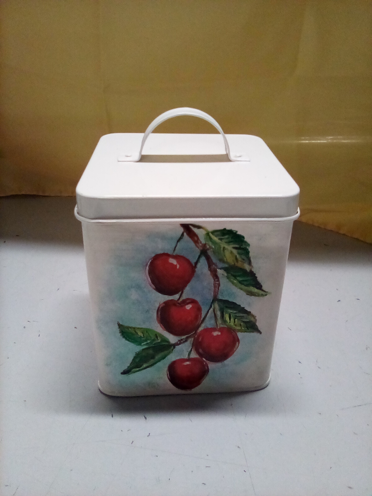  Scatola quadrata con ciliegie