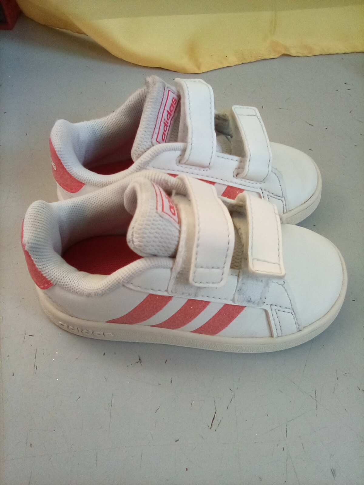 SCARPE ROSA E BIANCHE ADIDAS N.23
