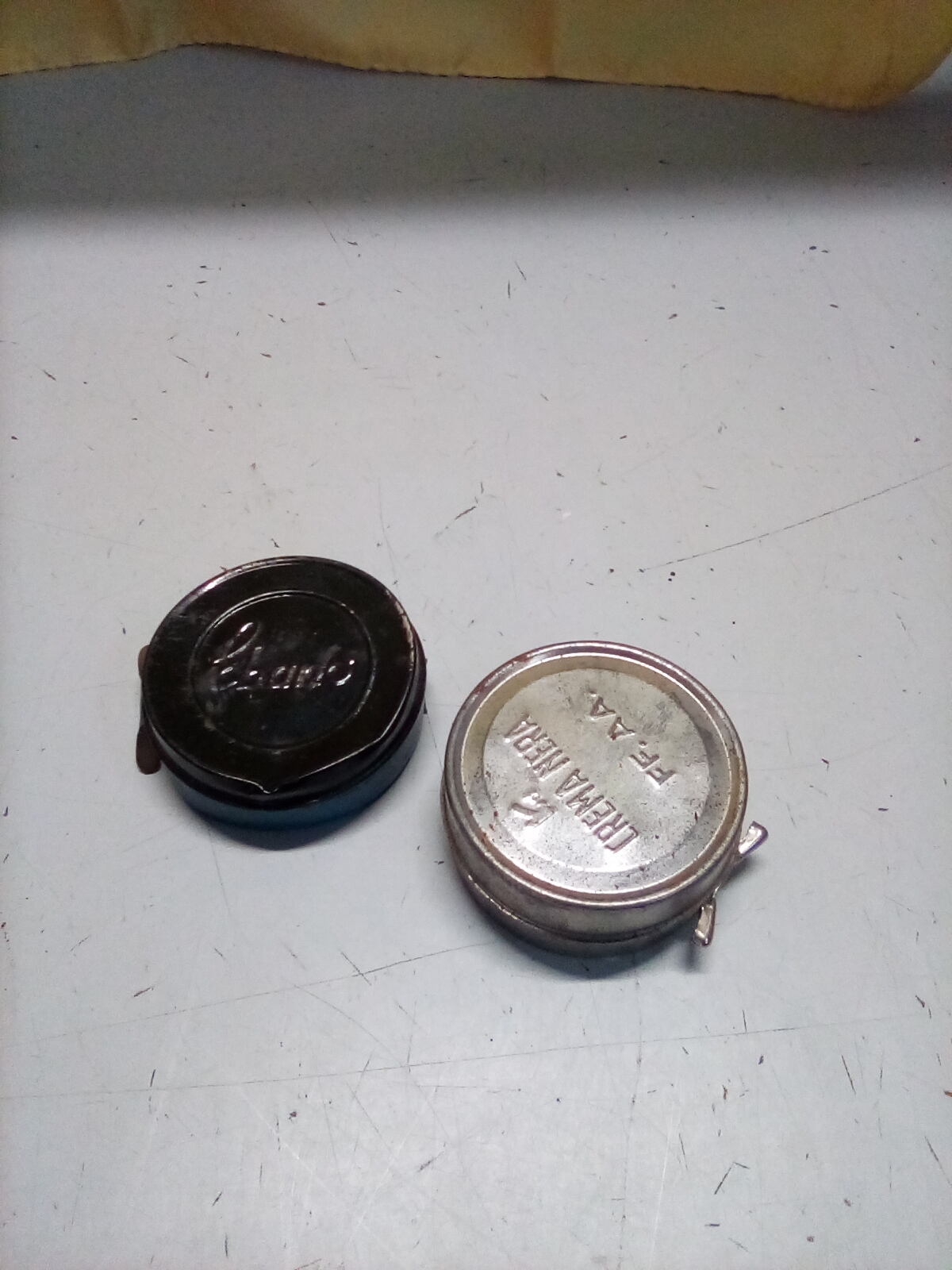 SCATOLA IN LATTA CREMA NERA all intrno c&lsquo;e&lsquo; ancora il prodotto