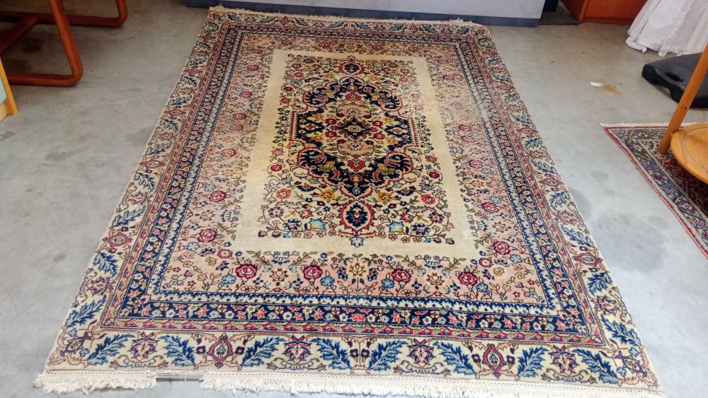 TAPPETO FATTO A MANO 
138×212