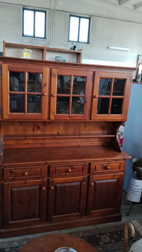 CREDENZA CON CRISTALLIERA IN STILEVALDOSTANO 
L 156
P 48
H 192
