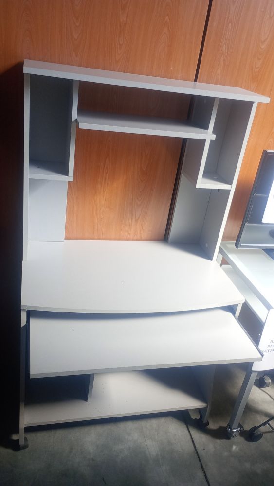 SCRIVANIA GRIGIA CON LIBRERIA INCORPORATA 
L 80
P 50,5
H 141,5