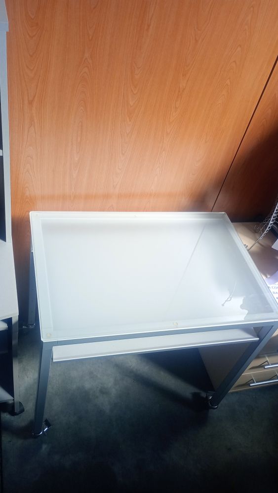 SCRIVANIA ALLUMINIO RUOTE BLOCCABILI PIANO IN VETRO SATINATO BIANCO 
L 78
P 52
H 74,5