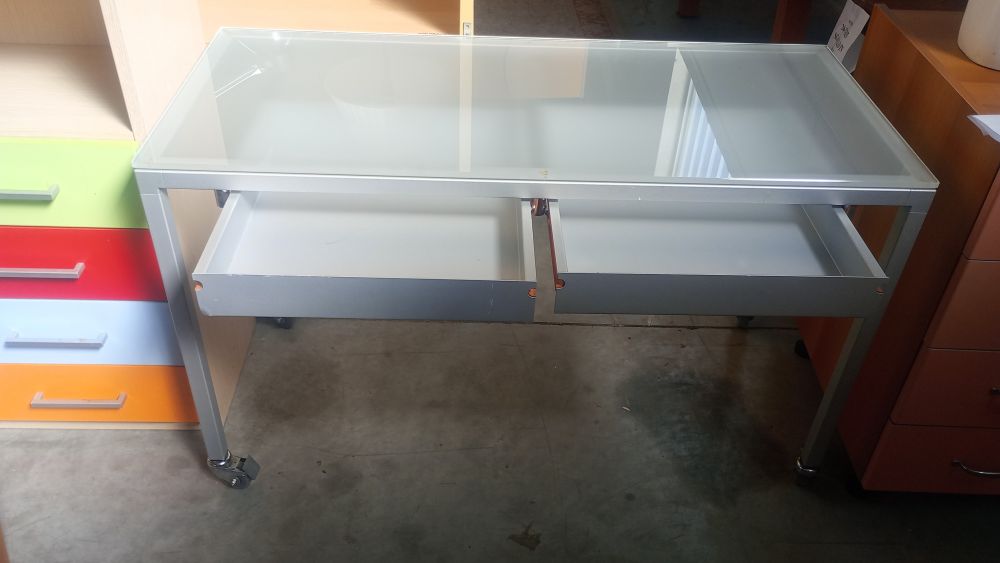 SCRIVANIA ALLUMINIO RUOTE BLOCCABILI PIANO IN VETRO SATINATO BIANCO 
L 119
P 52
H 74