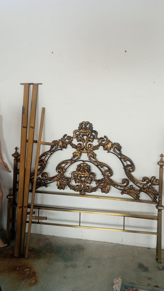 LETTO MATRIMONIALE IN METALLO DORATO